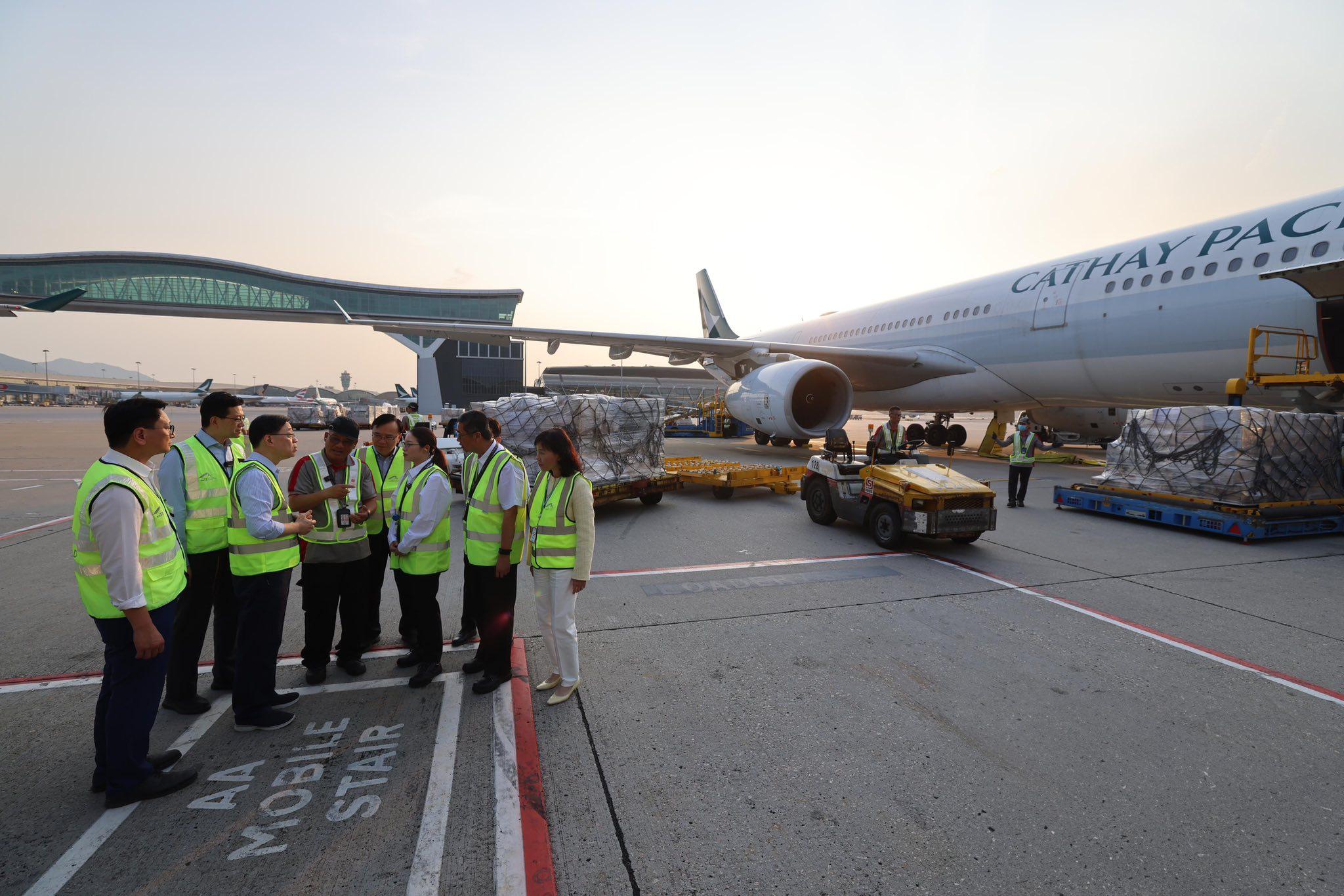 李家超日前到機場探望一眾機場勞工。(李家超FB)