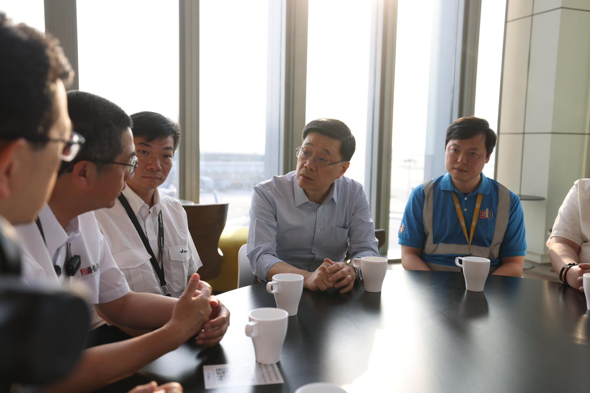 李家超日前到機場探望一眾機場勞工。(李家超FB)