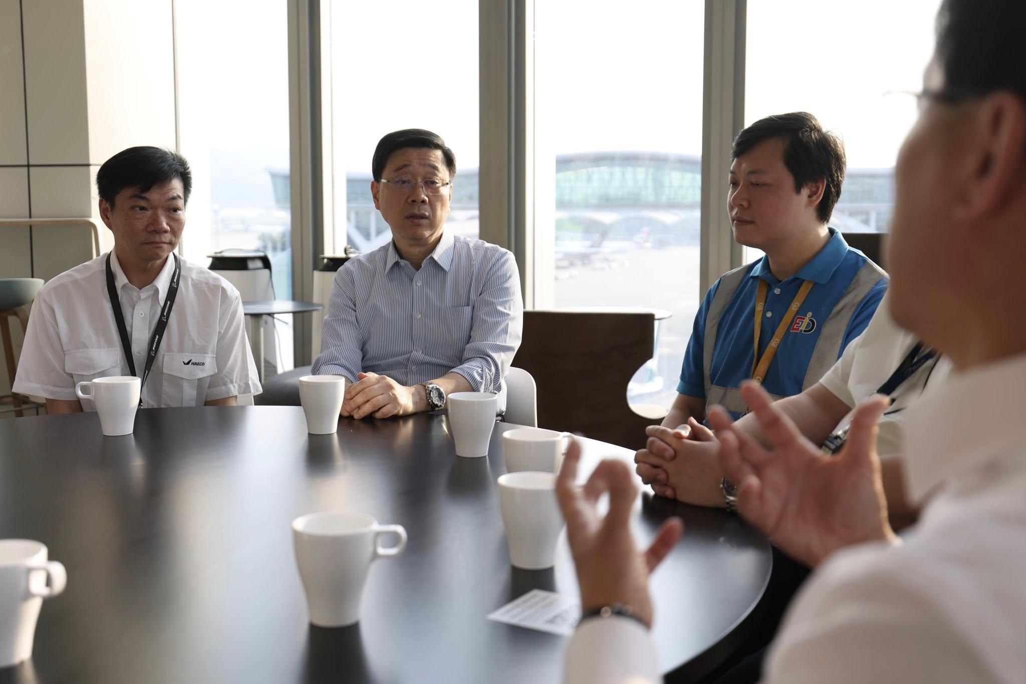 李家超日前到機場探望一眾機場勞工。(李家超FB)