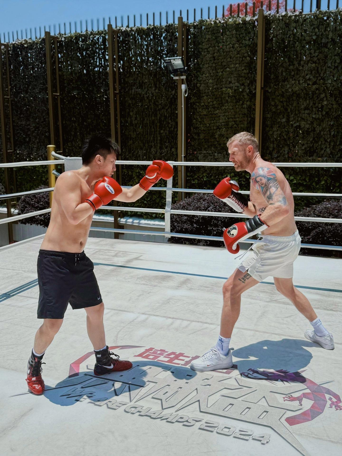 鍾培生跟英國傳奇拳擊手Tony Jeffries對打,卻邊打邊出「股」惑,條褲一度退至其恥骨位置。