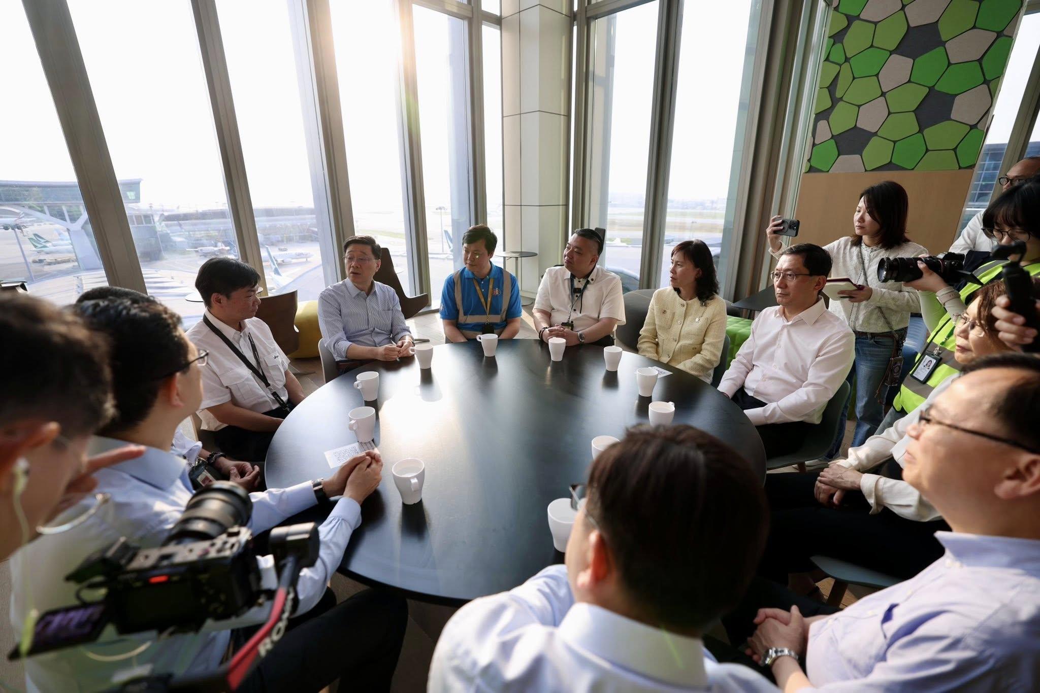 李家超日前到機場探望一眾機場勞工。(李家超FB)