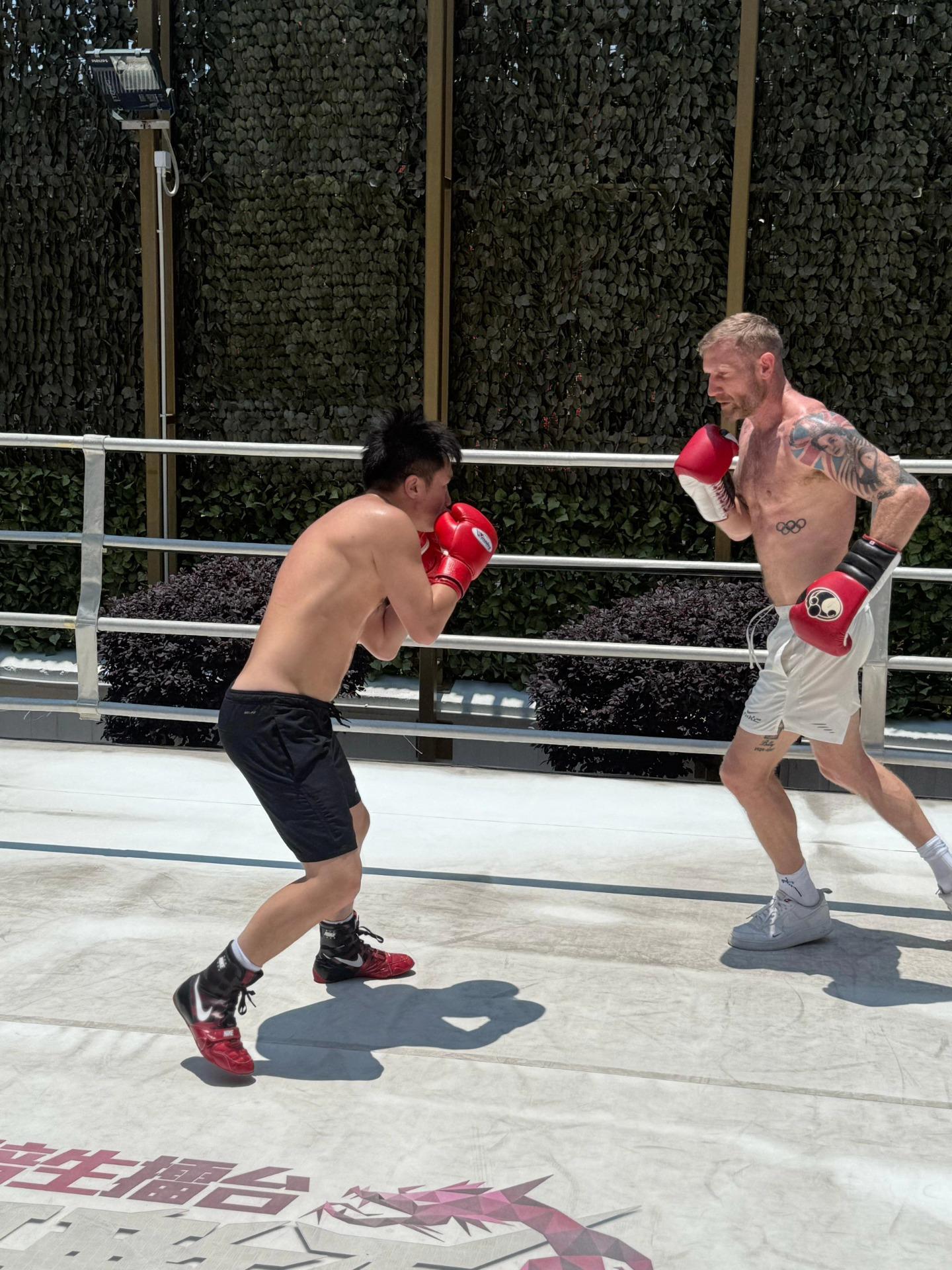 鍾培生跟英國傳奇拳擊手Tony Jeffries對打,卻邊打邊出「股」惑,條褲一度退至其恥骨位置。