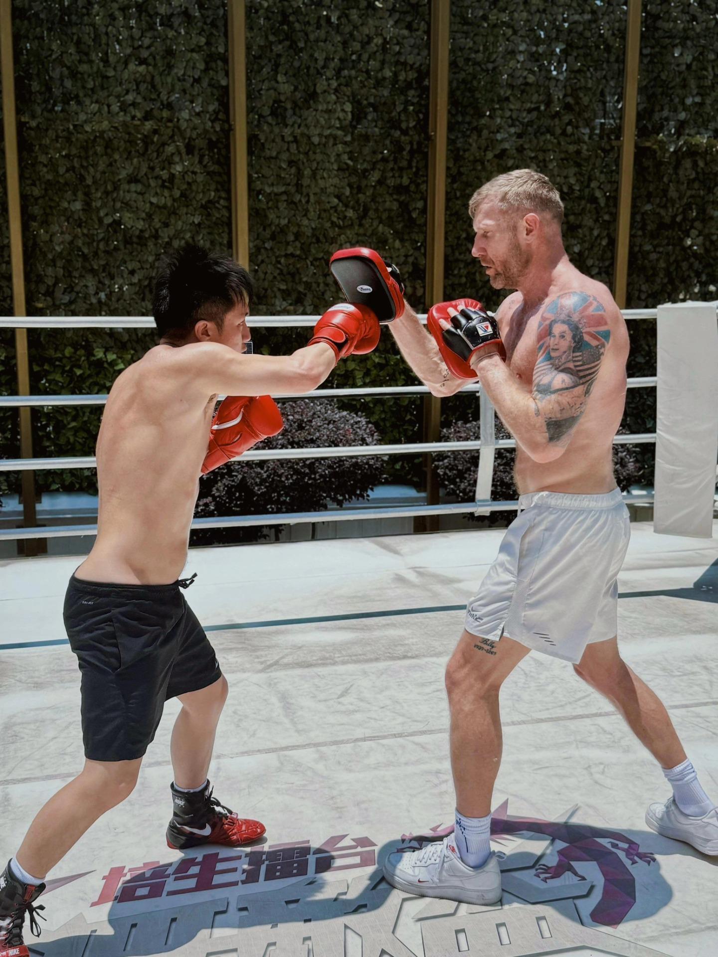 鍾培生跟英國傳奇拳擊手Tony Jeffries對打,卻邊打邊出「股」惑,條褲一度退至其恥骨位置。