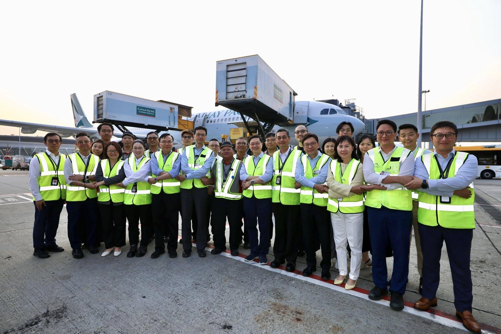 李家超日前到機場探望一眾機場勞工。(李家超FB)