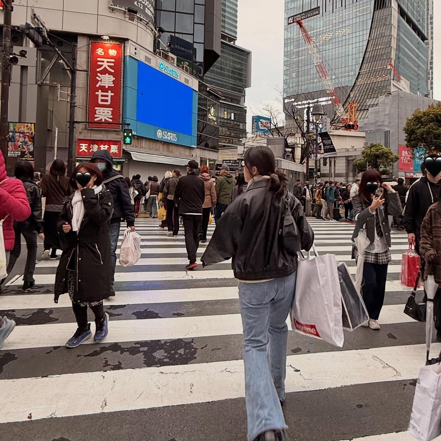 手上拎著一袋袋戰利品的Chantel,看來非常滿足。