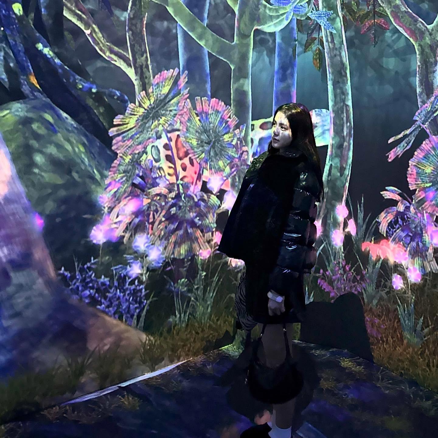 Chantel這趟旅程豐富,到光影媒體展覽館感受藝術氛圍。