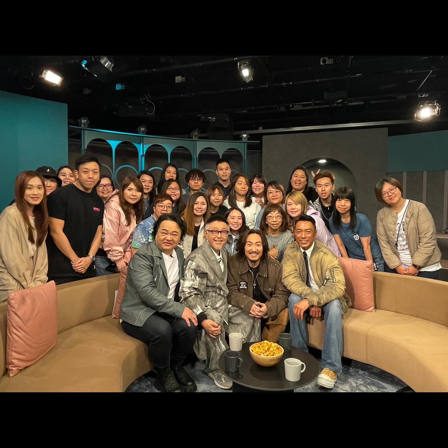 一眾嘉賓與現場影迷合照。