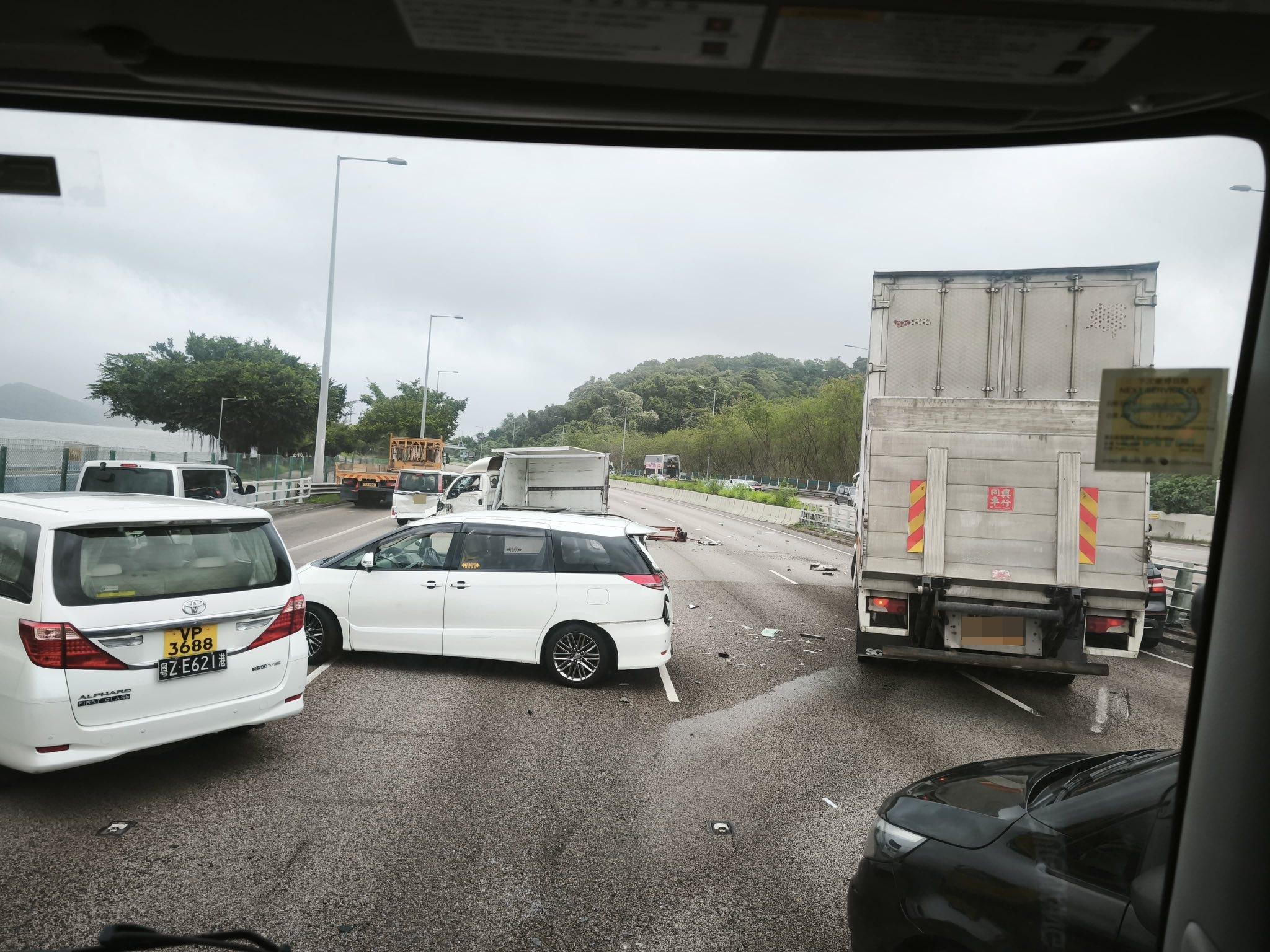 吐露港公路發生5車連環「串燒」車禍。(fb「馬路的事 (即時交通資訊台)」圖片)
