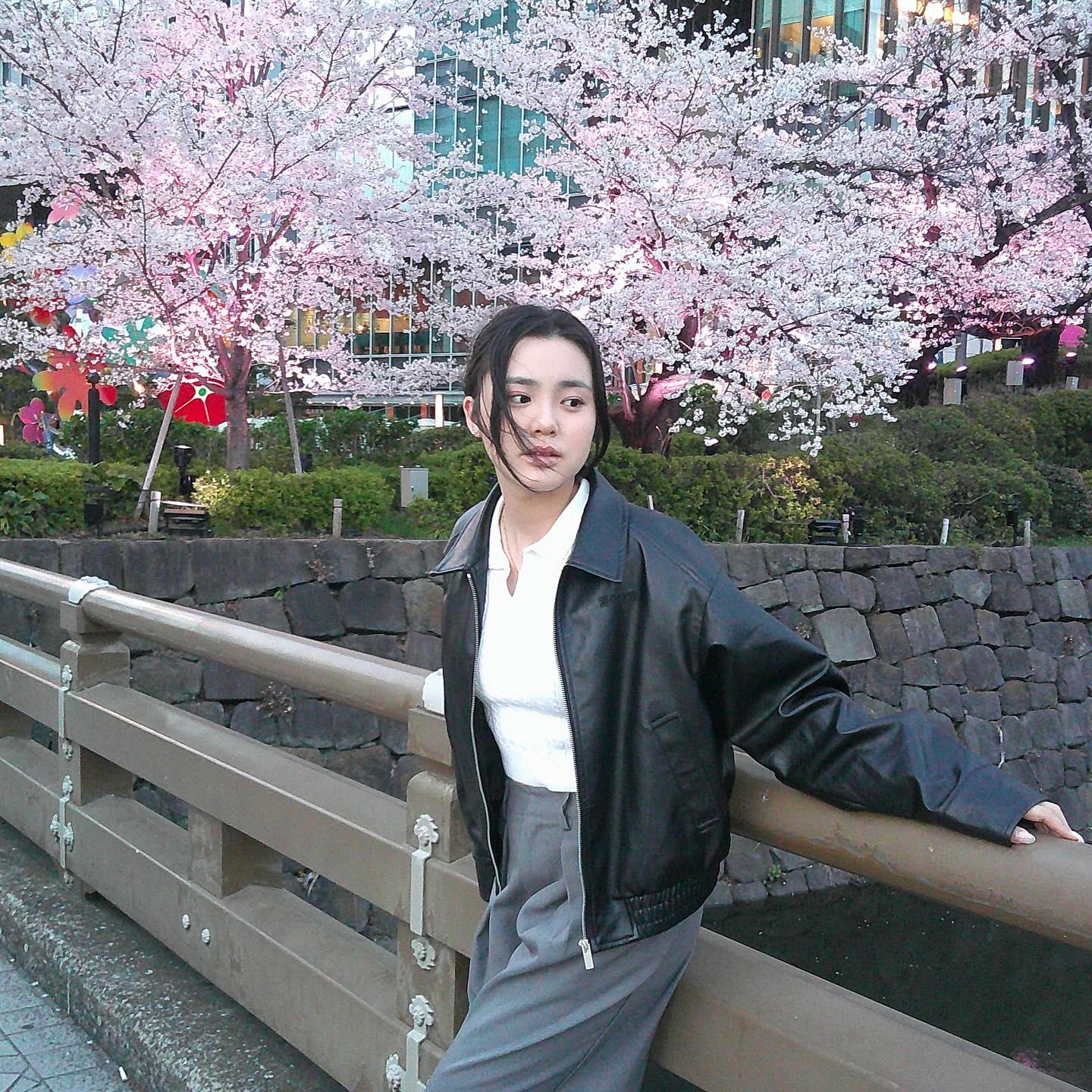 觀賞櫻花的Chantel,人比花嬌。