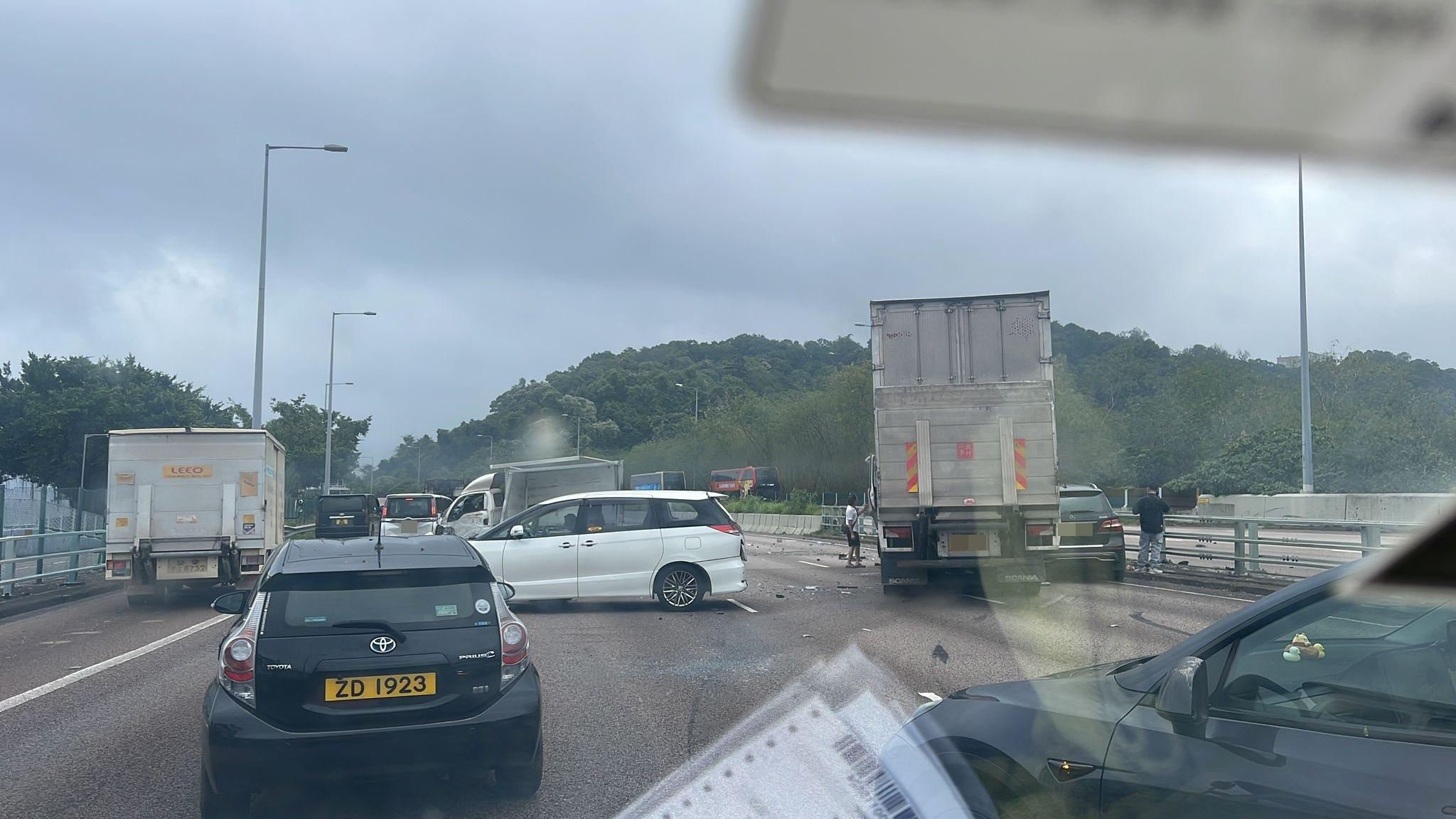 吐露港公路發生5車連環「串燒」車禍。(fb「馬路的事 (即時交通資訊台)」圖片)