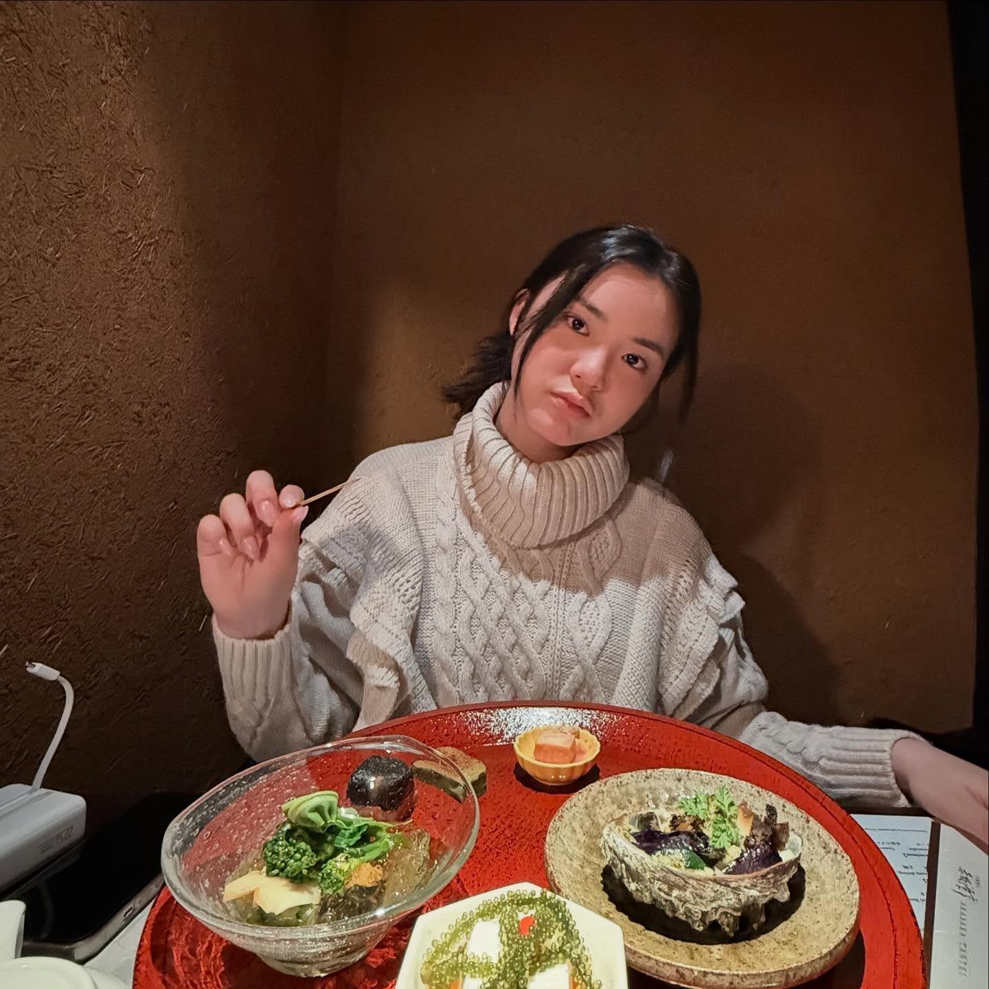 在日本大快朵頤的Chantel,盡情品嘗當地美食。