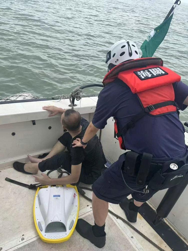 澳門海關在路環竹灣對開海面,截獲一名涉嫌利用水上推進器偷渡的內地男子,經審理被判處5個月徒刑。(澳門海關)