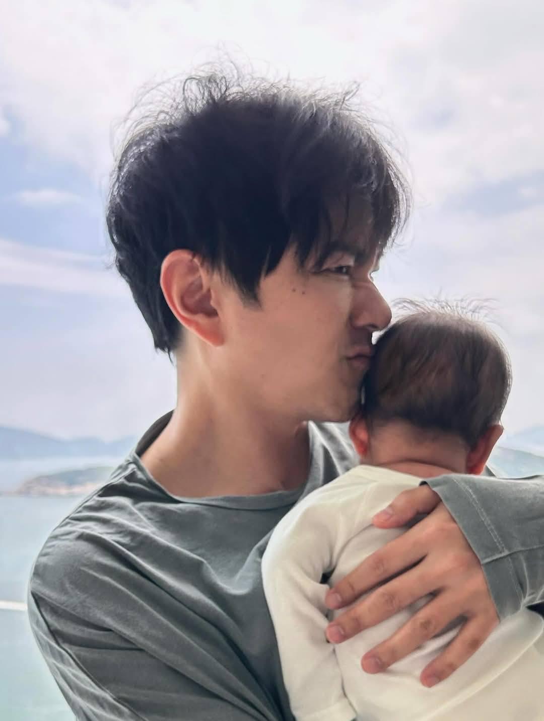 相中的蕭正楠,不斷聞蕭哈哈身上的「蘇蝦香」。