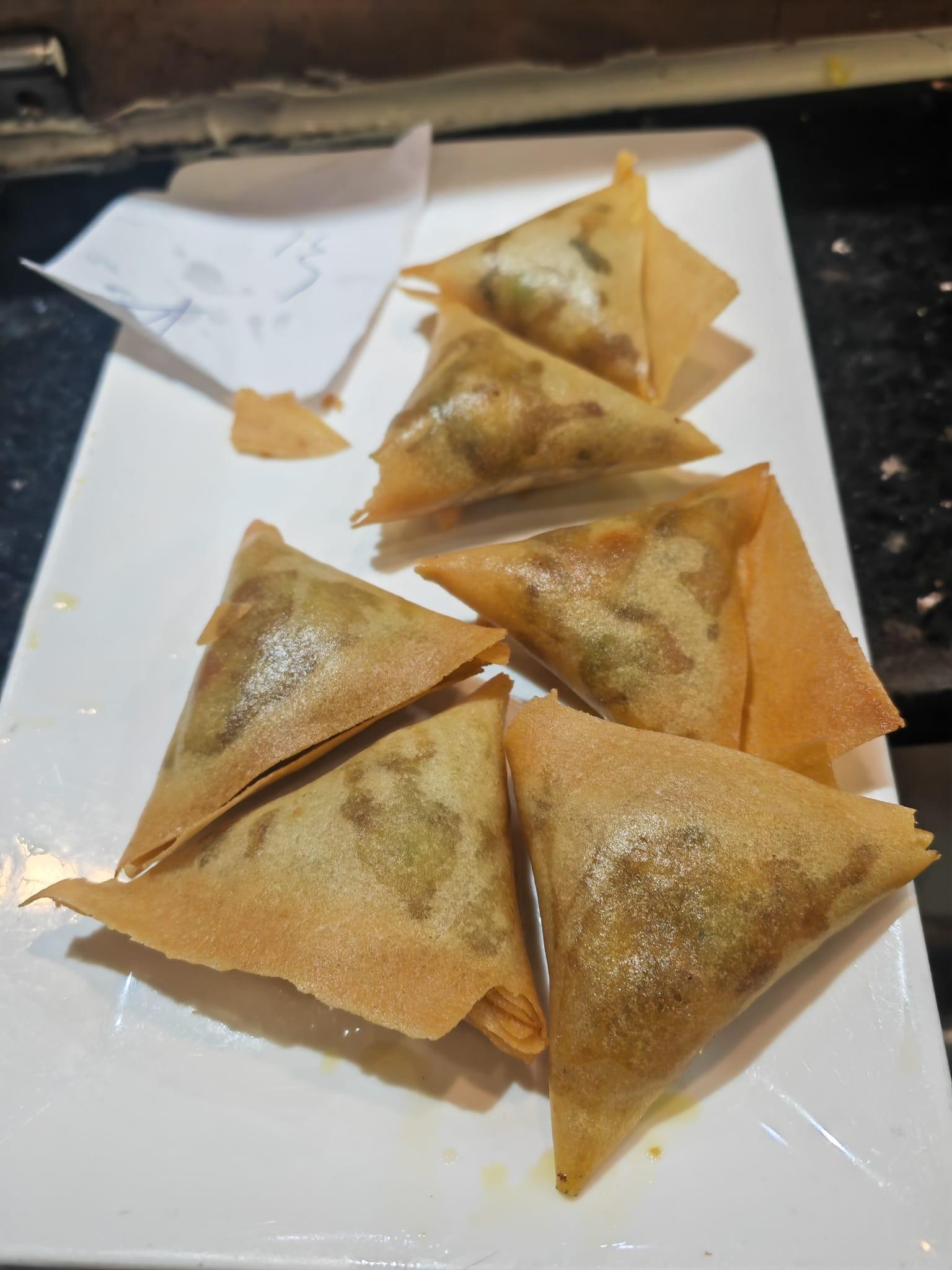 葉劉淑儀到多年來的「飯堂」灣仔國際咖喱館光顧,惟老闆娘指店舖租約期滿後業主加租,深思下決定光榮結業。(葉劉淑儀fb)