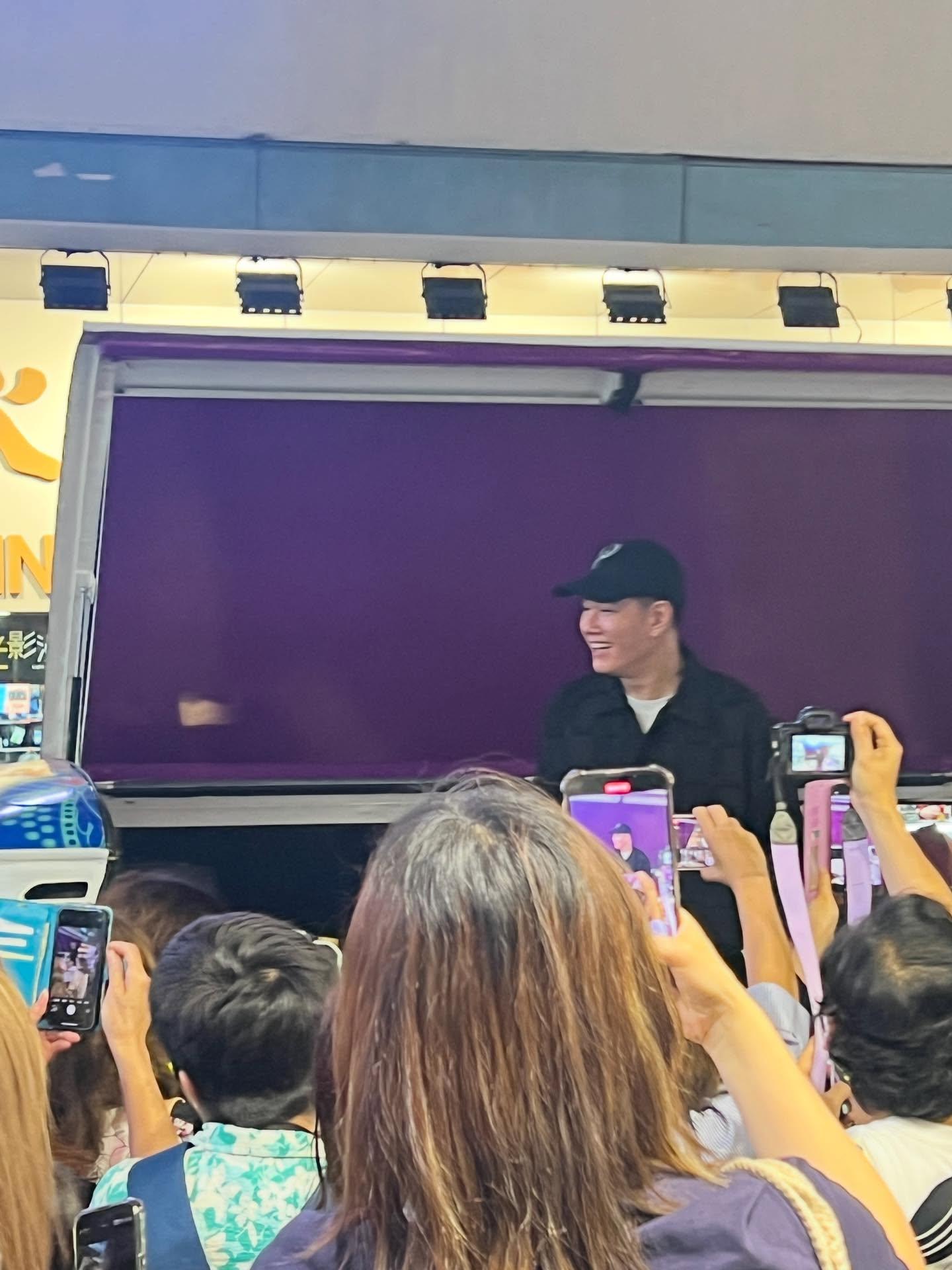 張與辰落區跟fans見面。(網上圖片)