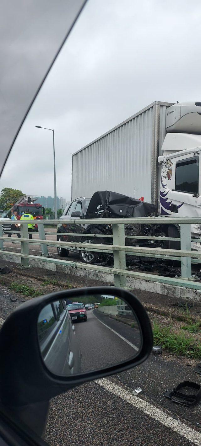 吐露港公路發生5車連環「串燒」車禍。(fb「馬路的事 (即時交通資訊台)」圖片)