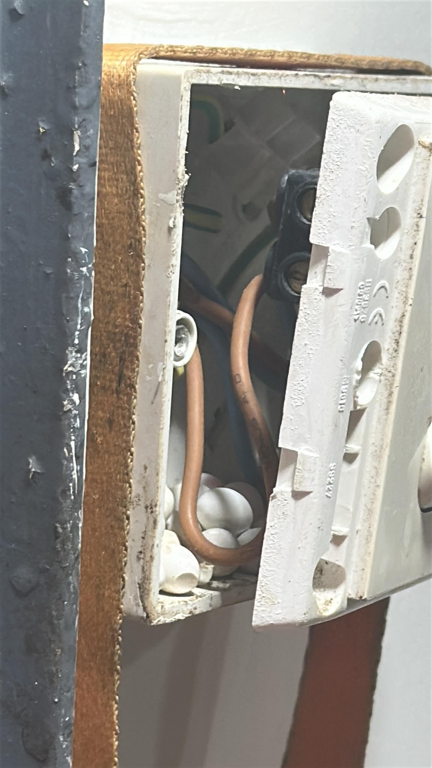 有港女於網上發文分享,室內電掣藏有大堆不明白色蛋。有蛋已破殼,地上亦有跌碎蛋殼。(Threads圖片)