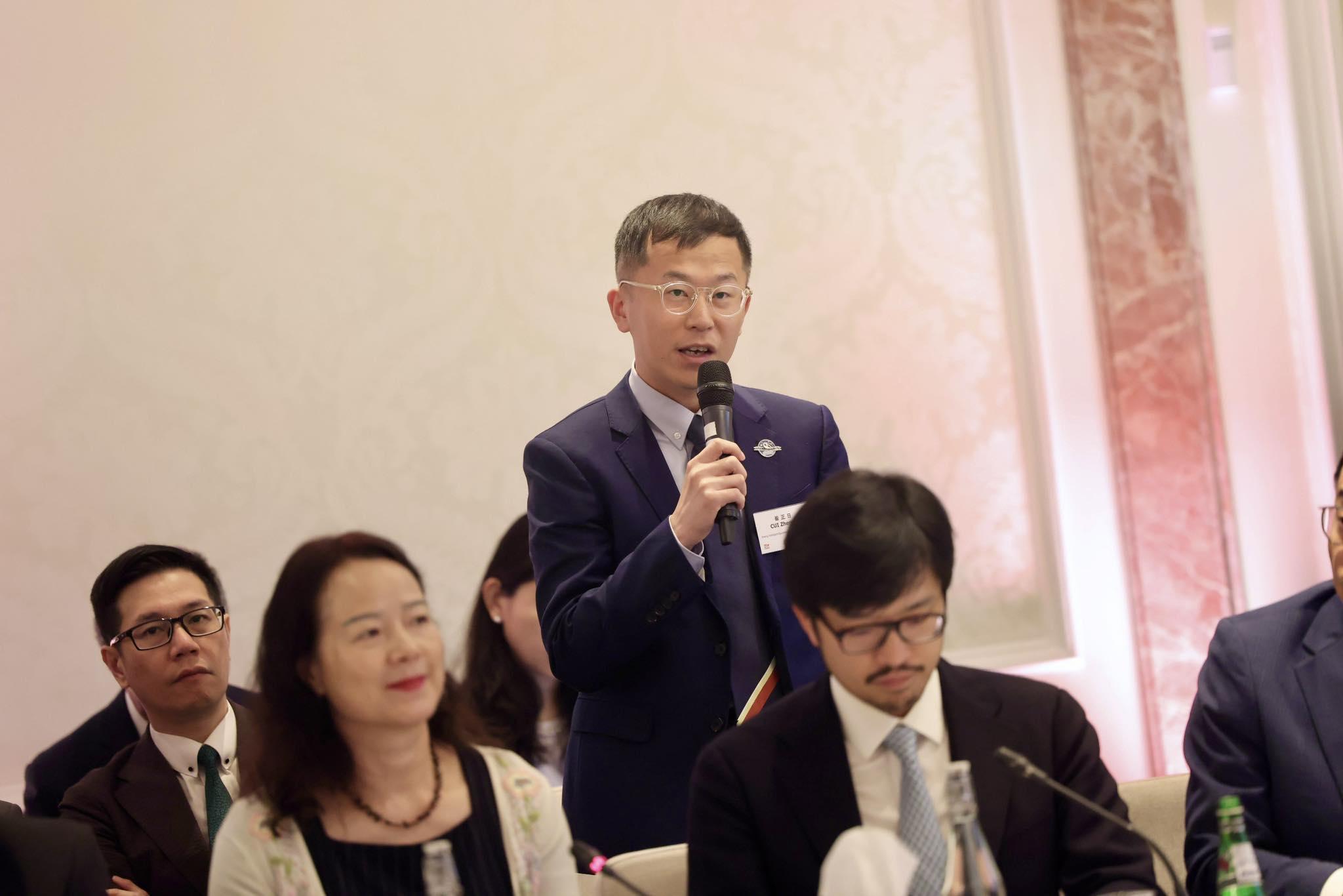 李家超率領香港與內地商貿代表團,今日亦出席了卡塔爾商人協會圓桌會議。(@fb 李家超 John KC Lee )