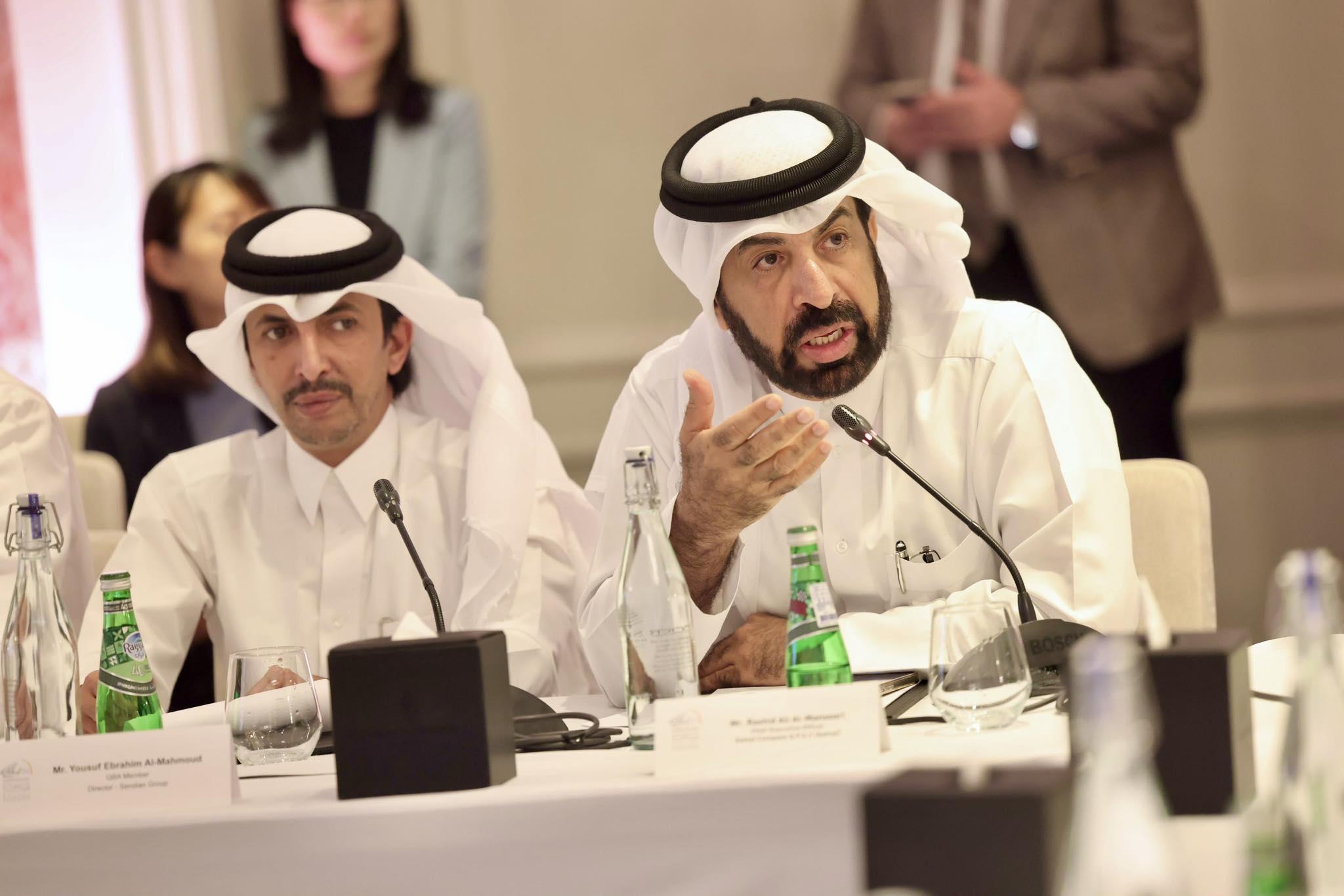 李家超率領香港與內地商貿代表團,今日亦出席了卡塔爾商人協會圓桌會議。(@fb 李家超 John KC Lee )