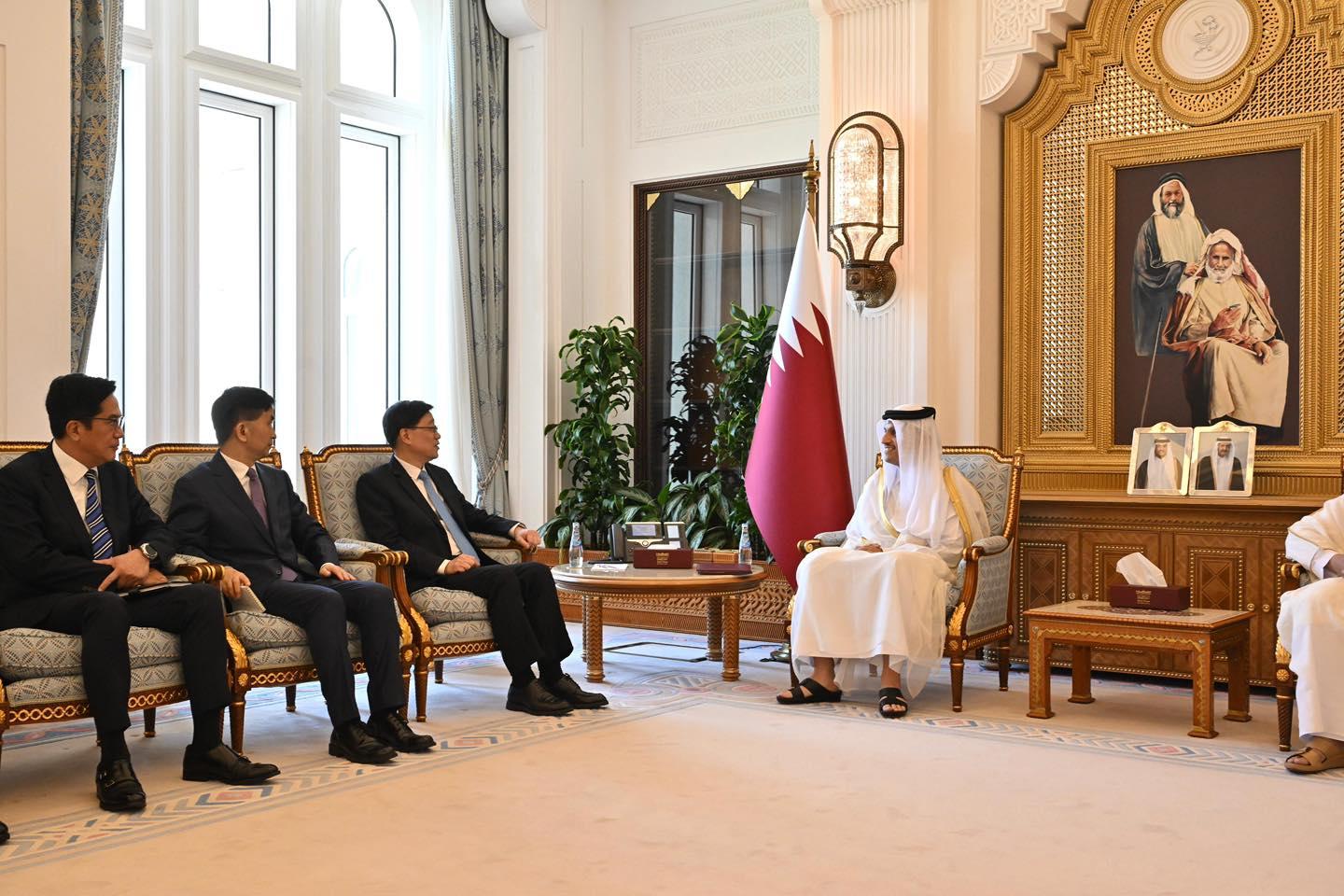 行政長官李家超(左三)與卡塔爾埃米爾(國家元首)Tamim bin Hamad Al Thani(右三)會面。 (@fb李家超 John KC Lee)