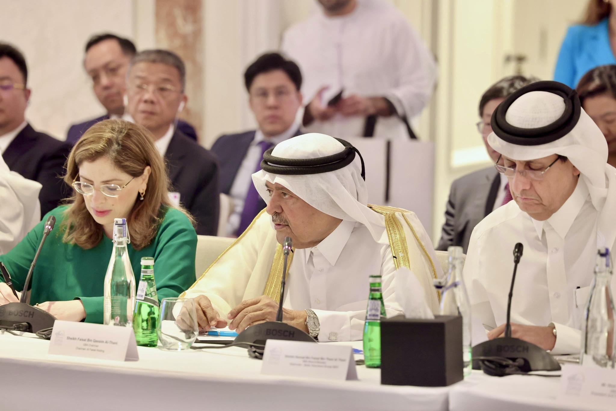 李家超率領香港與內地商貿代表團,今日亦出席了卡塔爾商人協會圓桌會議。(@fb 李家超 John KC Lee )