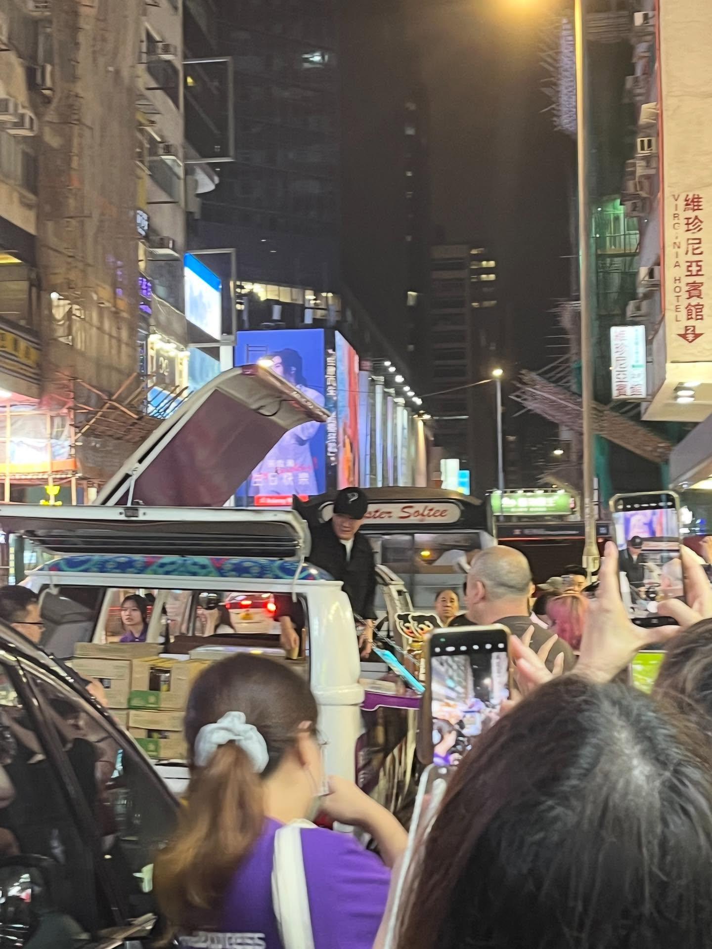 張與辰落區跟fans見面。(網上圖片)