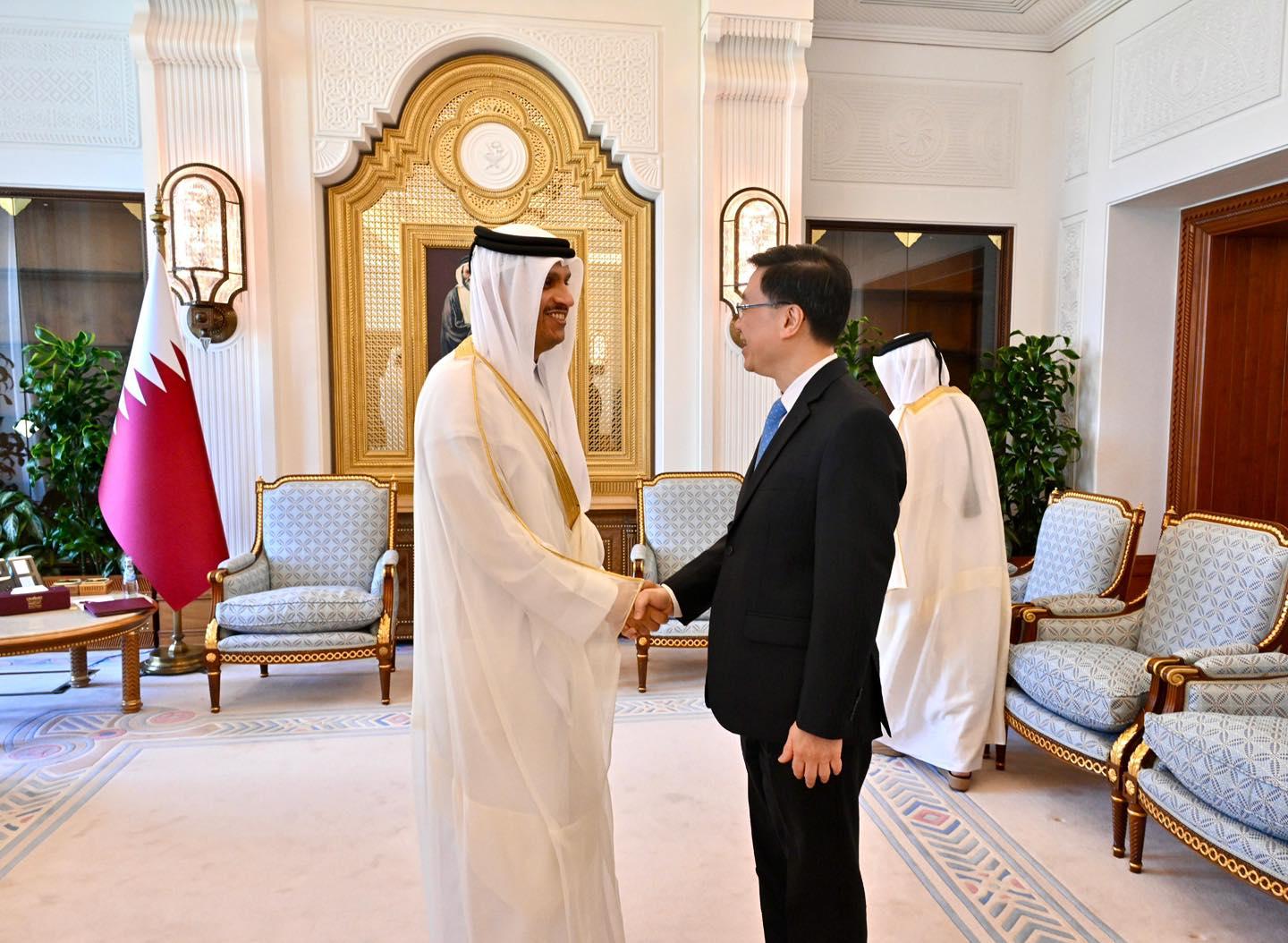 李家超與卡塔爾首相兼外交大臣HE Sheikh Mohammed bin Abdulrahman Al Thani會面,邀請卡塔爾探索利用香港作為國際金融中心和國際創科中心的優勢,發掘投資和商業機遇。(@李家超 John KC Lee)