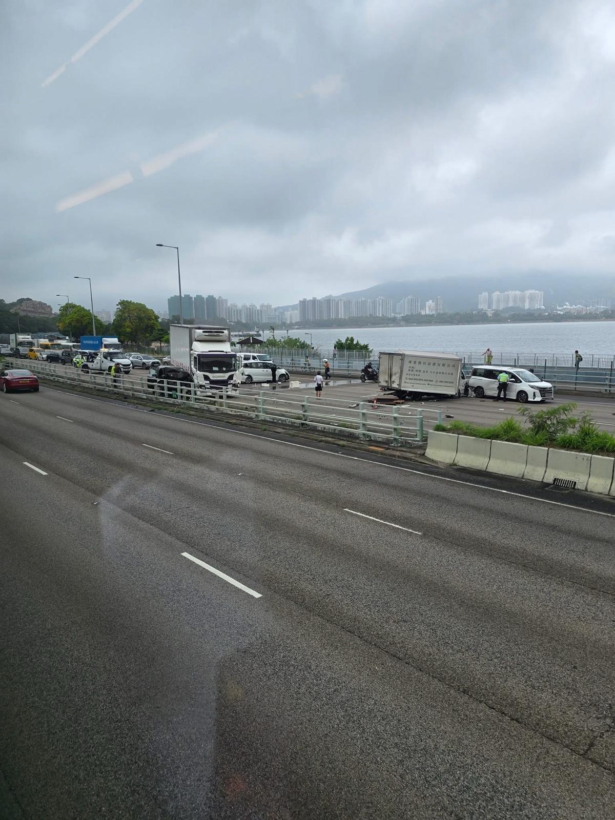 吐露港公路發生5車連環「串燒」車禍。(fb「馬路的事 (即時交通資訊台)」圖片)