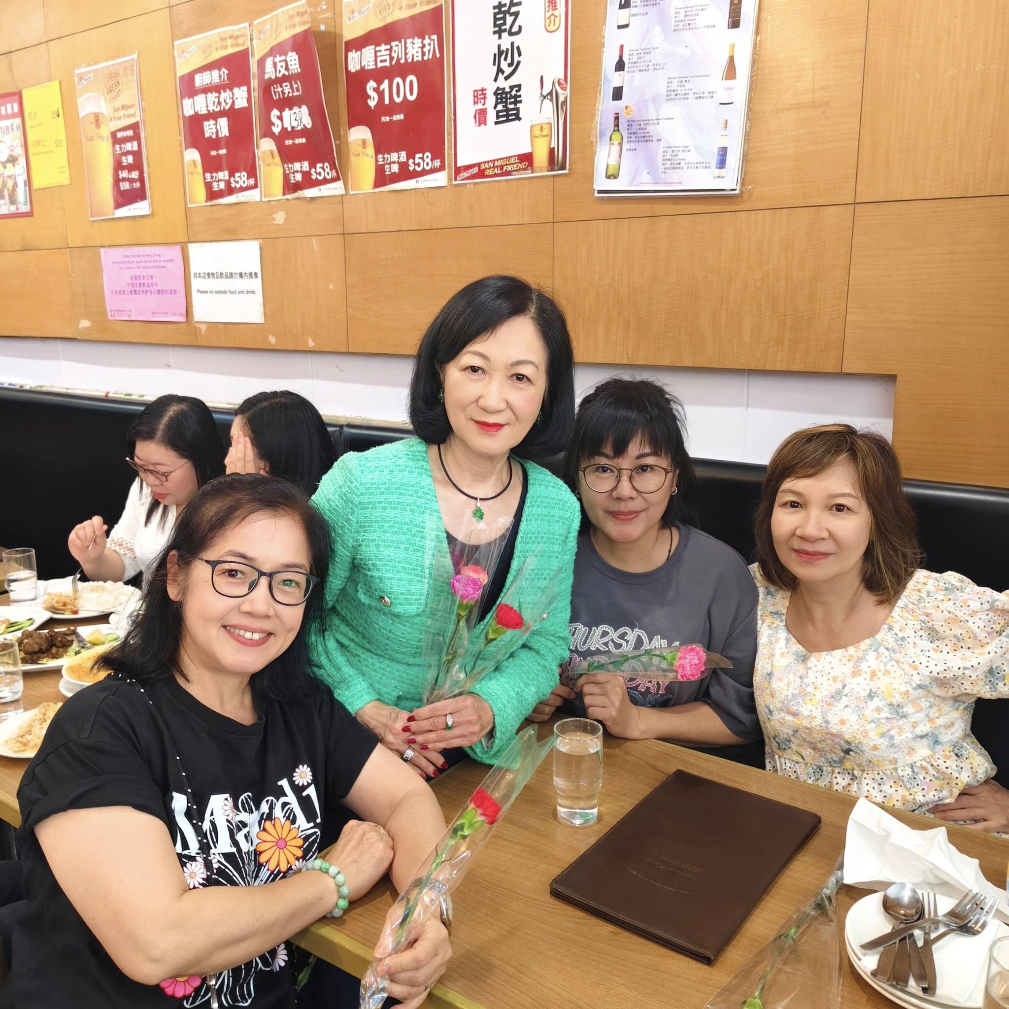 葉劉淑儀到多年來的「飯堂」灣仔國際咖喱館光顧,惟老闆娘指店舖租約期滿後業主加租,深思下決定光榮結業。(葉劉淑儀fb)