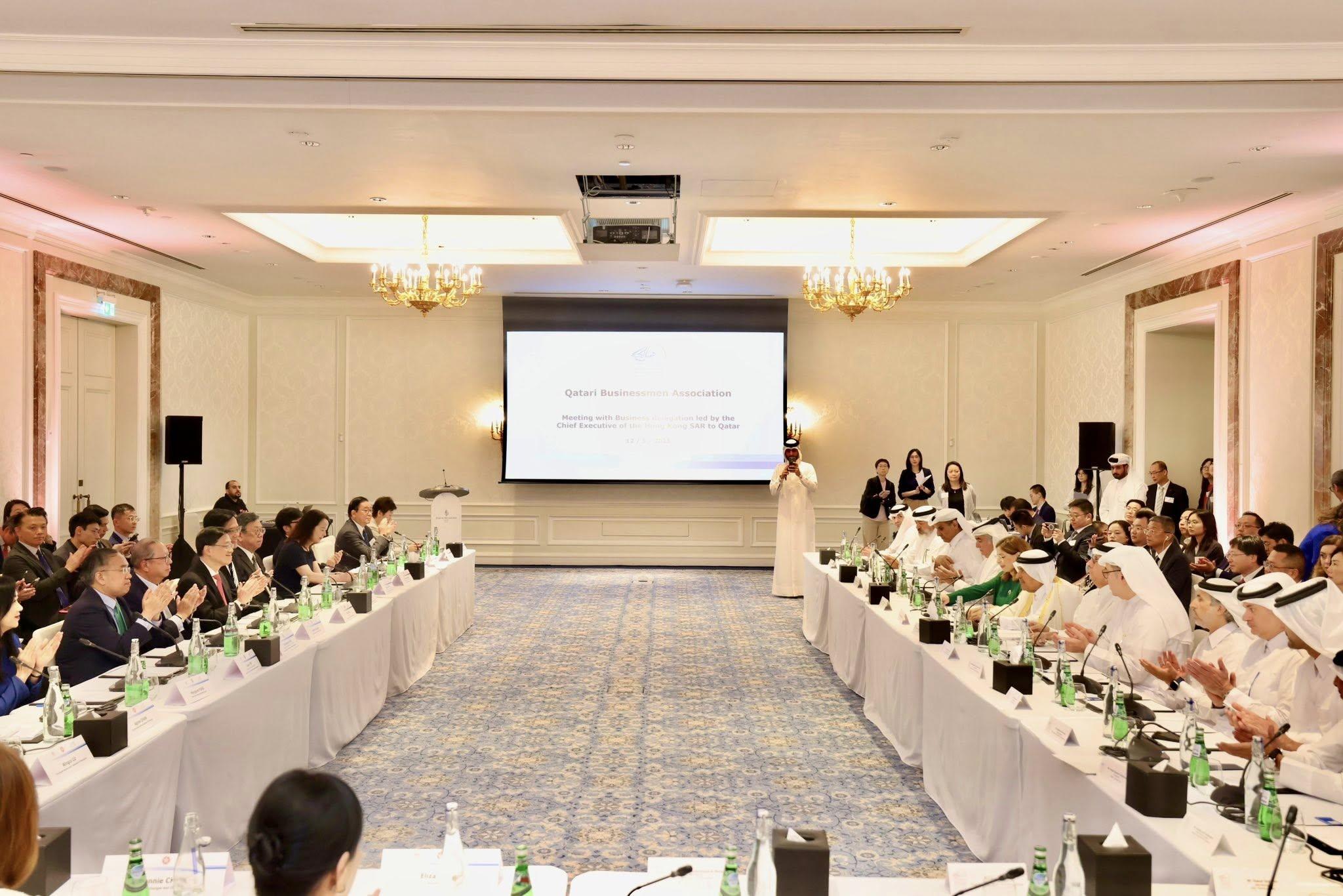 李家超率領香港與內地商貿代表團,今日亦出席了卡塔爾商人協會圓桌會議。(@fb 李家超 John KC Lee )