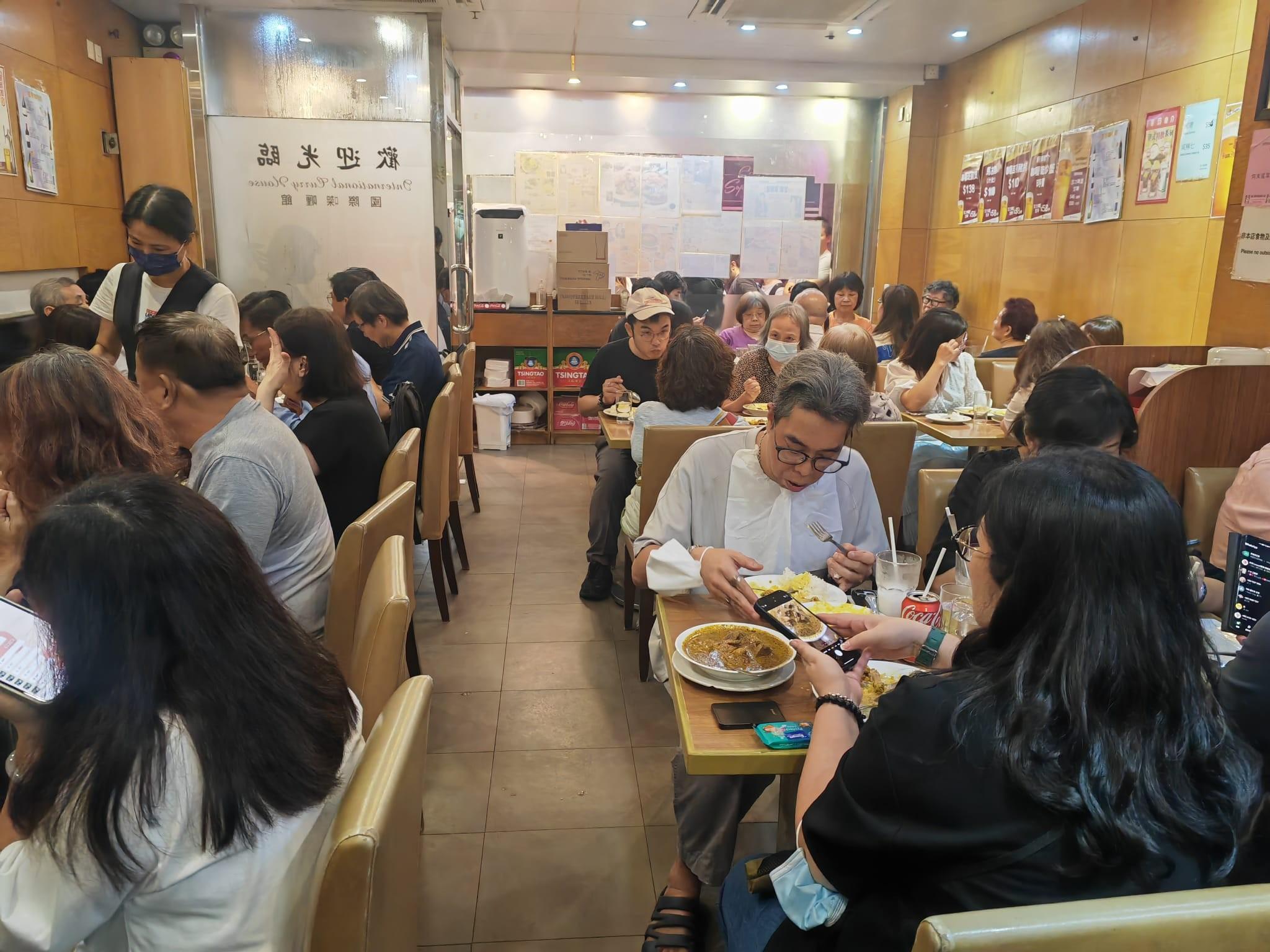 葉劉淑儀到多年來的「飯堂」灣仔國際咖喱館光顧,惟老闆娘指店舖租約期滿後業主加租,深思下決定光榮結業。(葉劉淑儀fb)