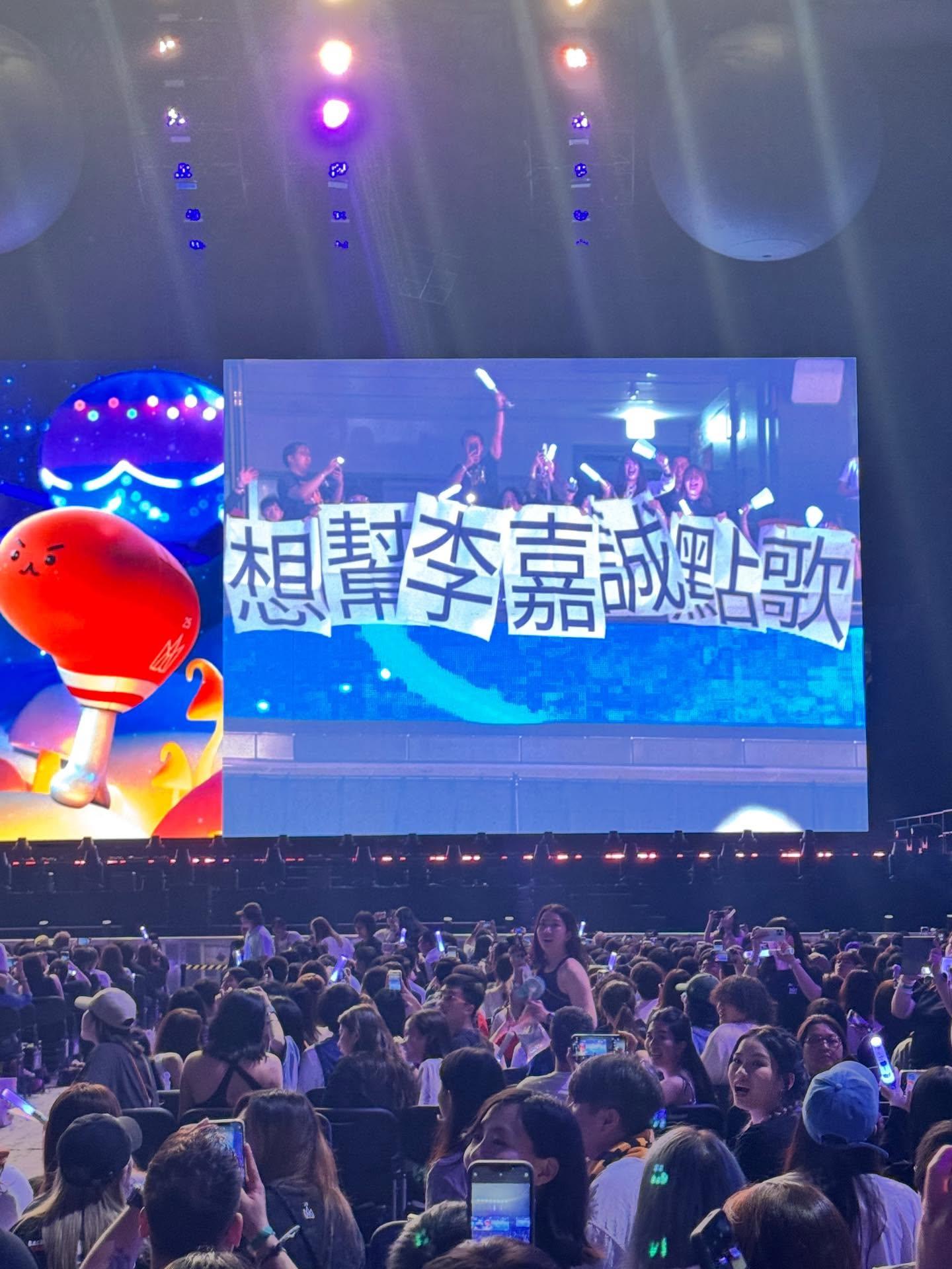 五月天粉絲各出奇招展示自製創意支持牌。(網上截圖)