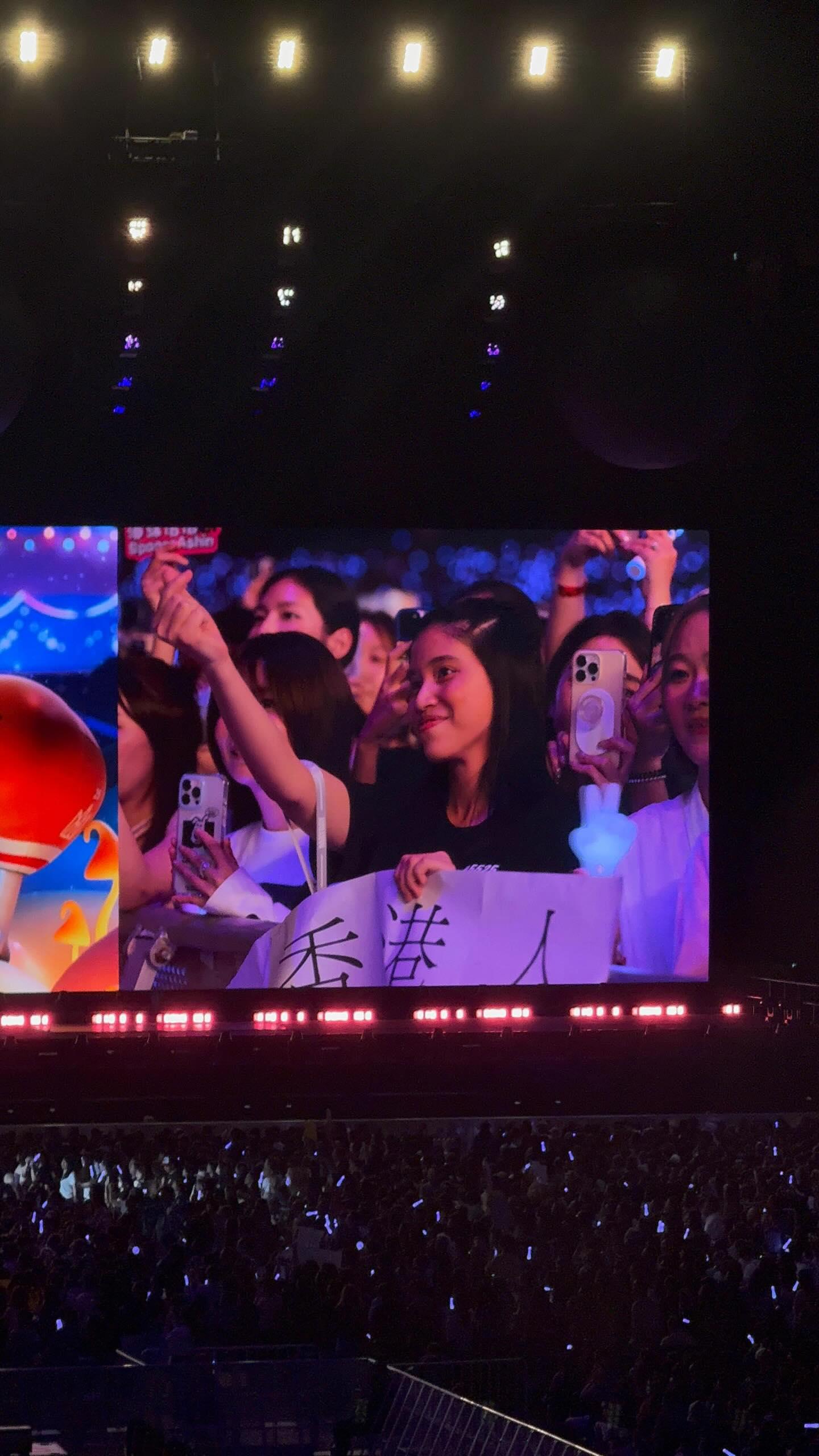 五月天粉絲各出奇招展示自製創意支持牌。(網上截圖)