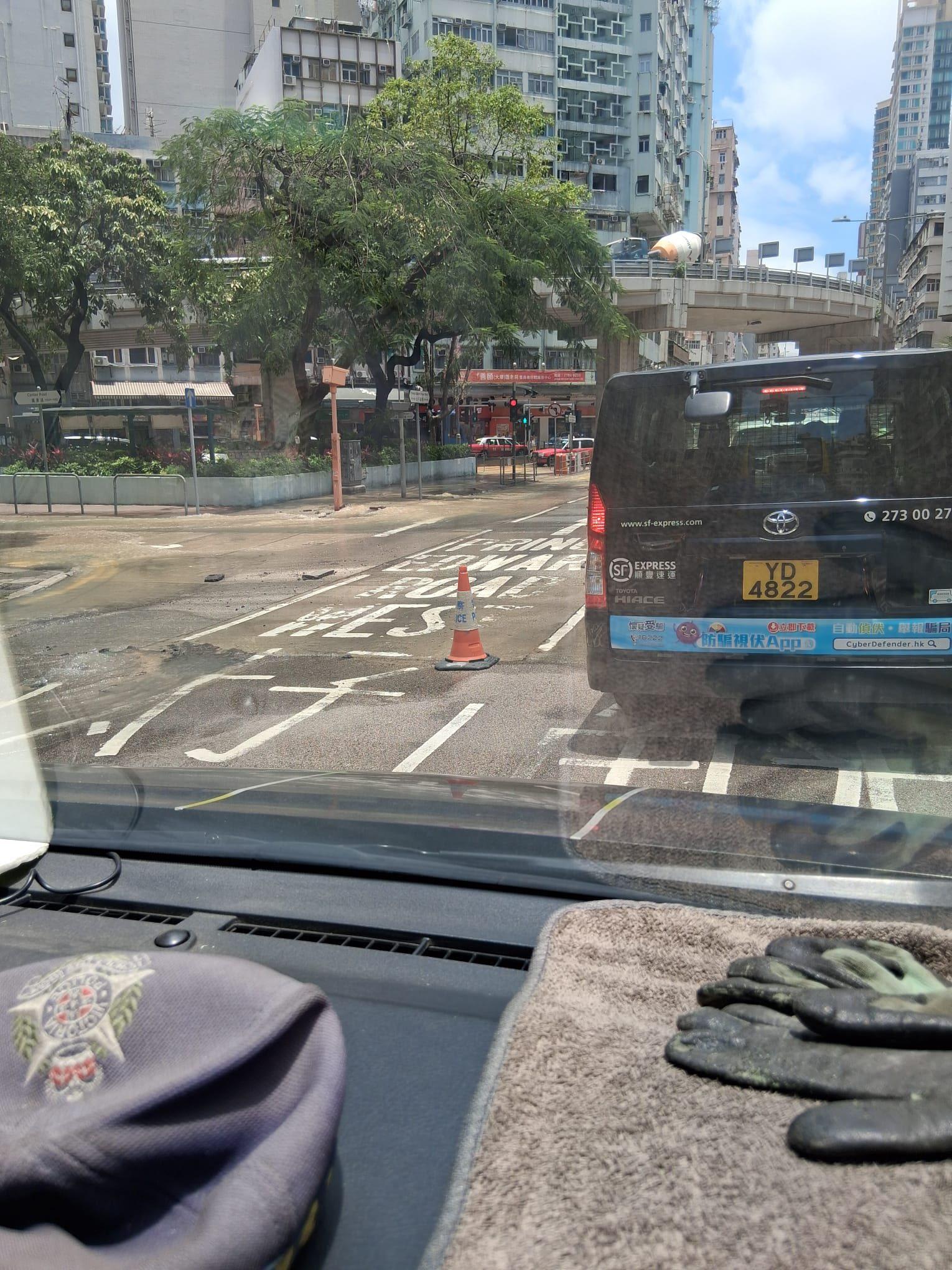 旺角太子道西發生爆水管事件。(fb「馬路的事 (即時交通資訊台)」圖片)