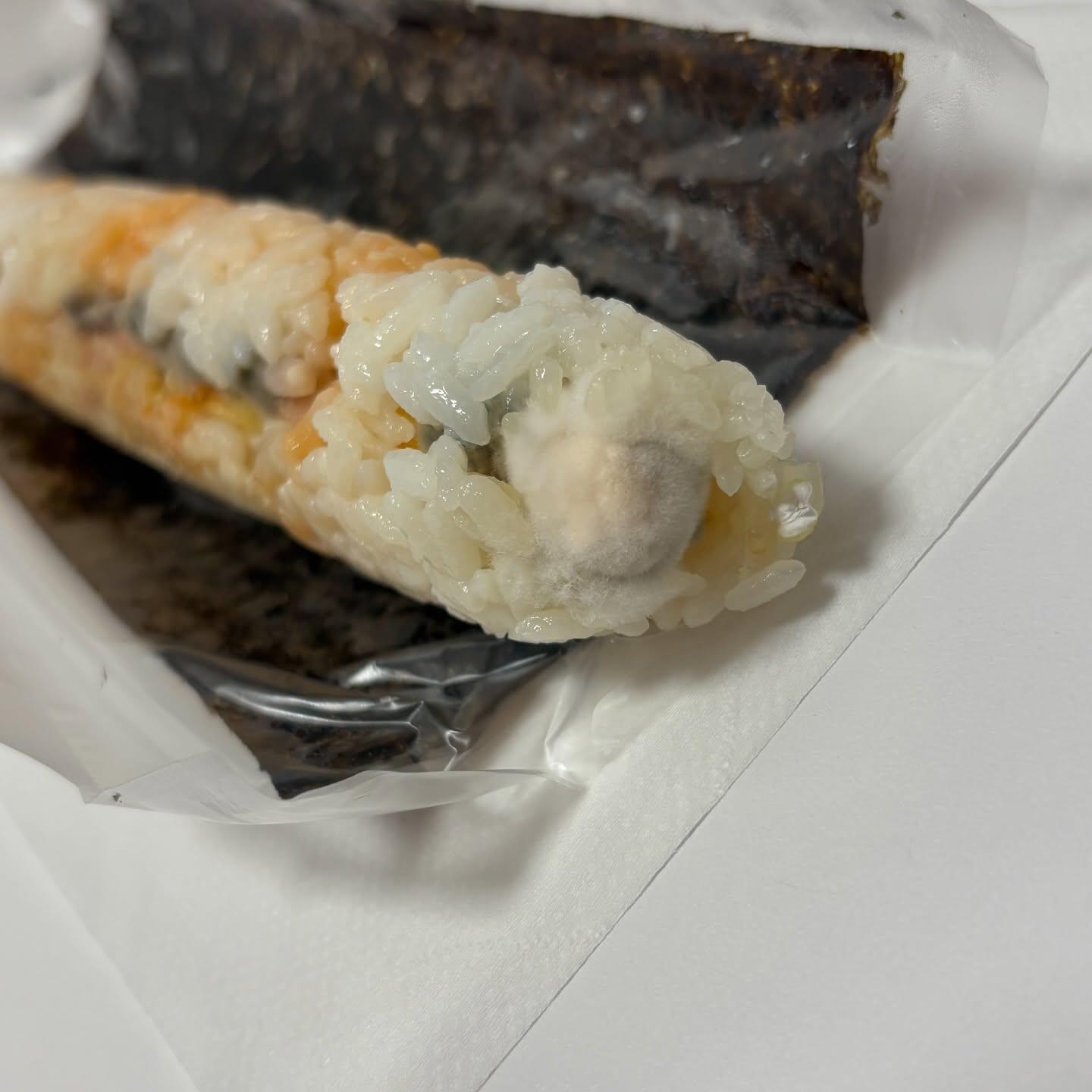 社交平台Threads昨晚(13日)有網民在發文,指自己當晚在連鎖壽司店爭鮮位於港鐵元朗站的外帶分店購買「玉子燒脆卷」,在打開進食前,發現手卷上面布滿霉菌,直言「好彩睇吓先擺落口,點解可以發霉,發到生毛,重點未到期」,照片所見涉事手卷於購買當天(5月13日)到期。