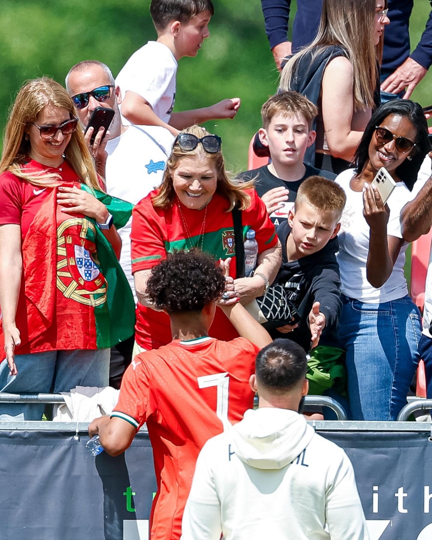 「小C朗」祖母Maria Dolores穿上葡萄牙波衫來到現場觀戰(C朗fb)