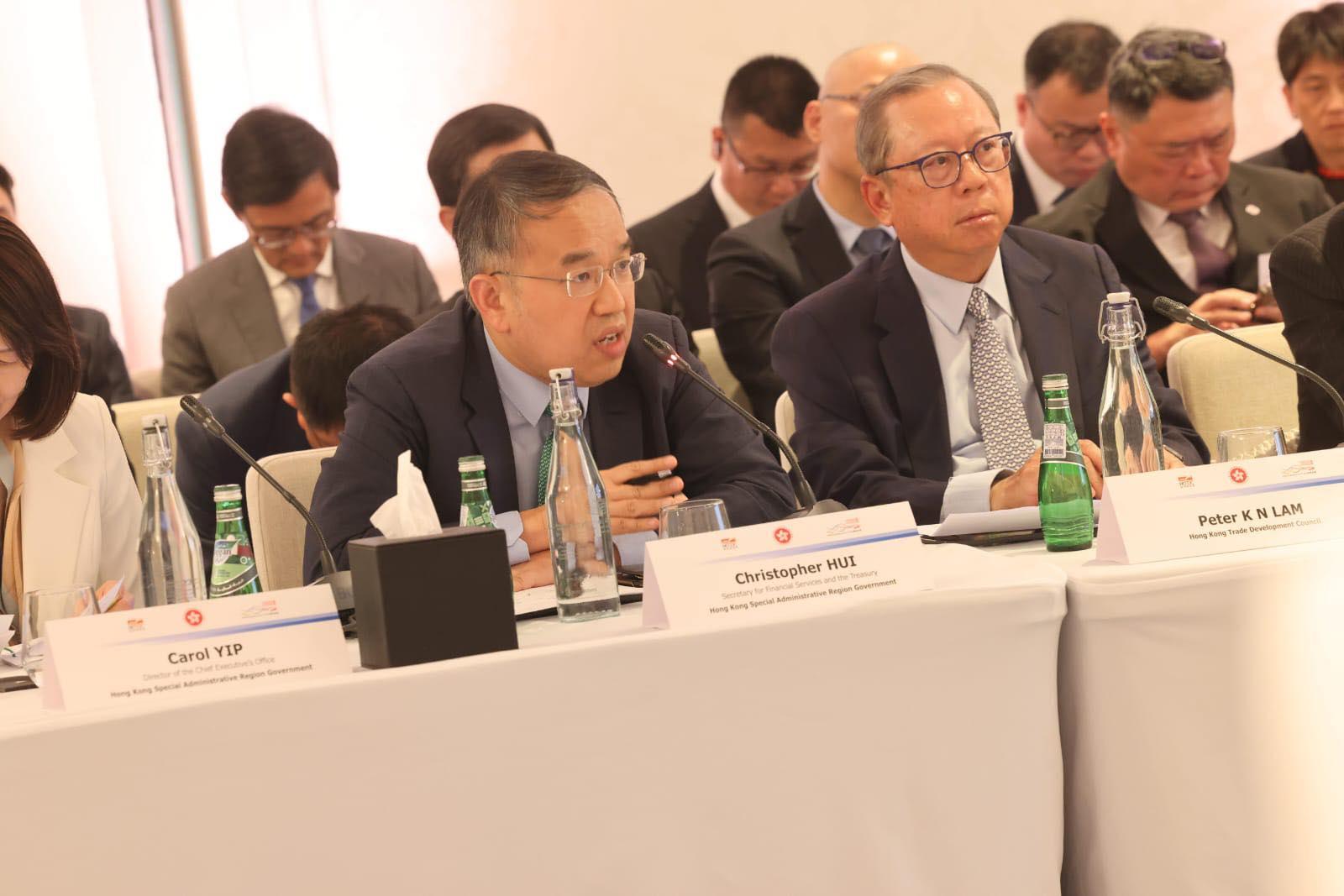 李家超率領香港與內地商貿代表團,今日亦出席了卡塔爾商人協會圓桌會議。(@fb 李家超 John KC Lee )