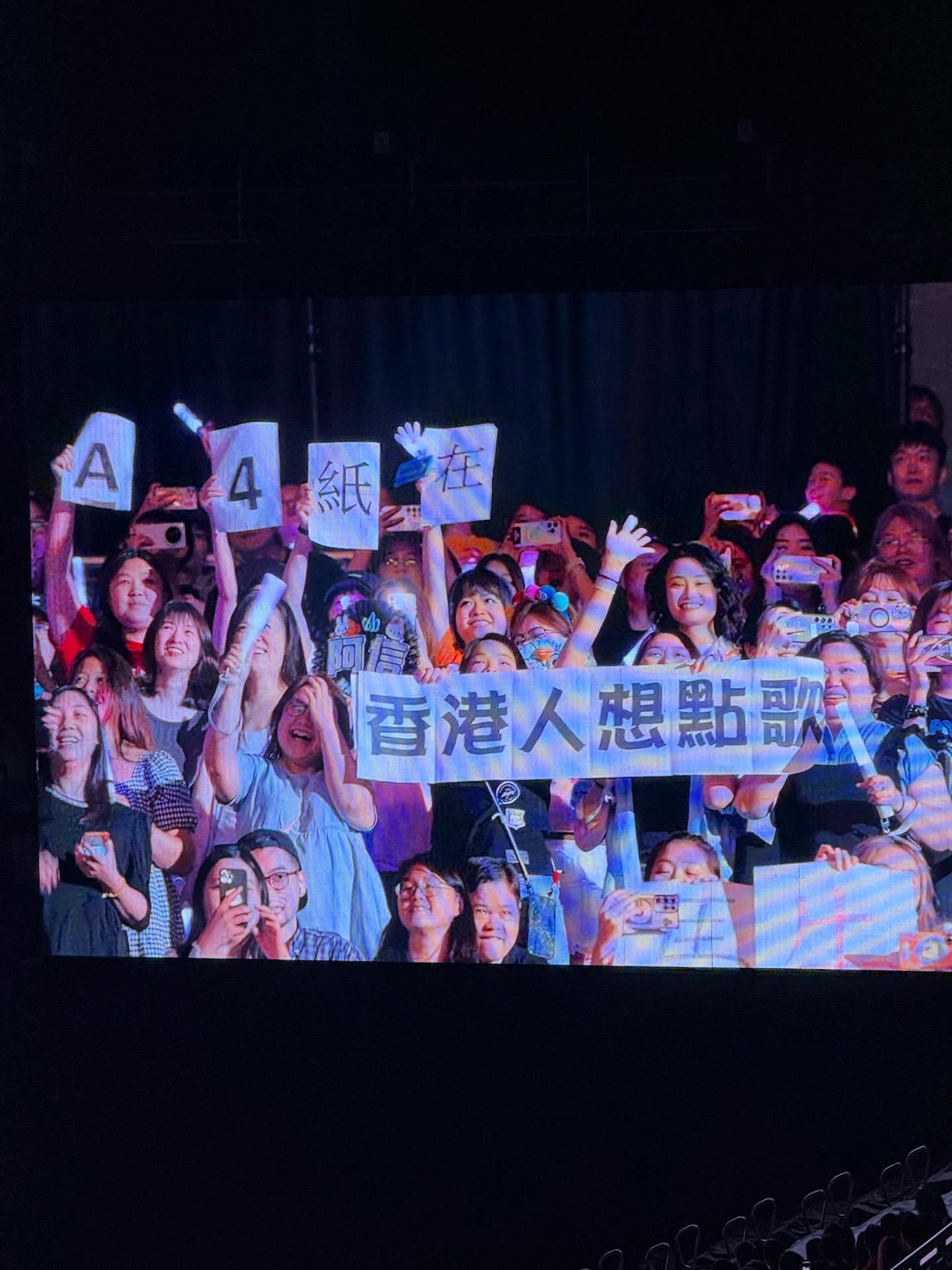 五月天粉絲各出奇招展示自製創意支持牌。(網上截圖)