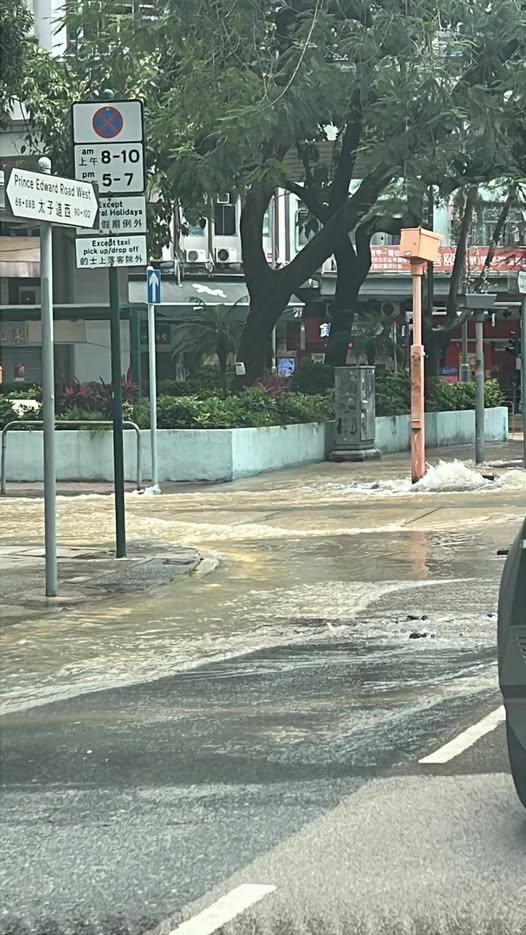 旺角太子道西發生爆水管事件。(fb「馬路的事 (即時交通資訊台)」圖片)