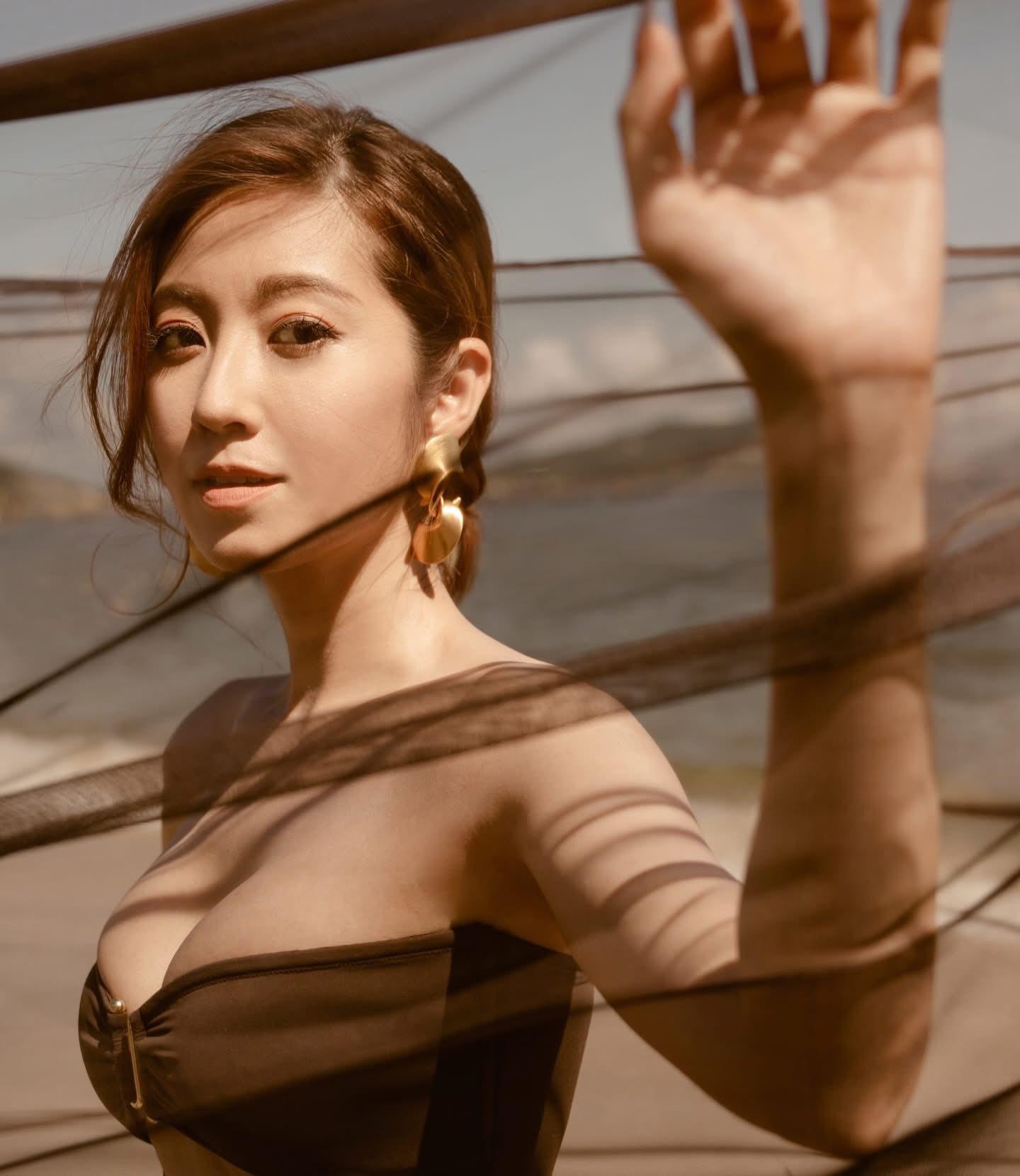 陳自瑤在新的廣告照大晒迷人身段。