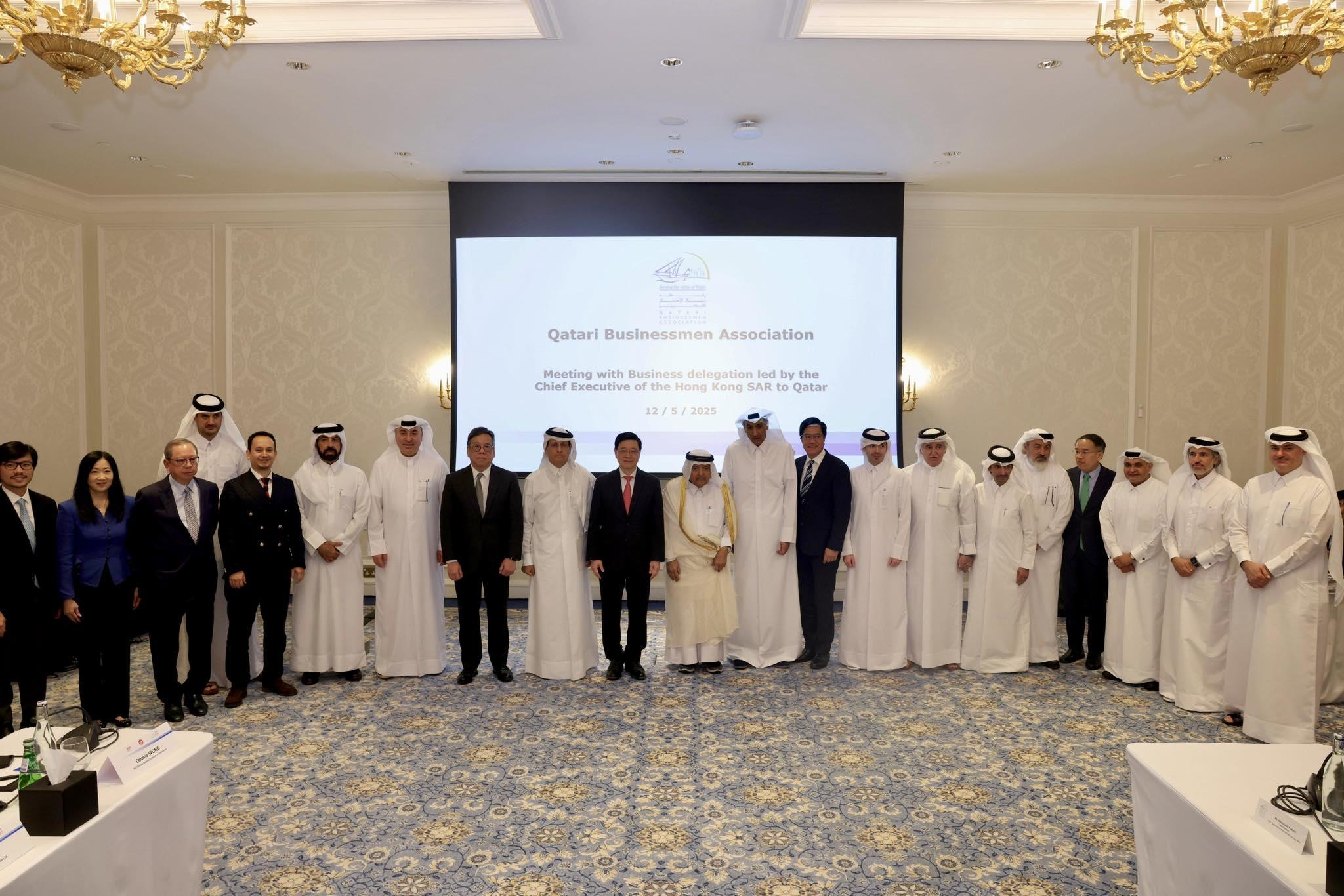 李家超率領香港與內地商貿代表團,今日亦出席了卡塔爾商人協會圓桌會議。(@fb 李家超 John KC Lee )