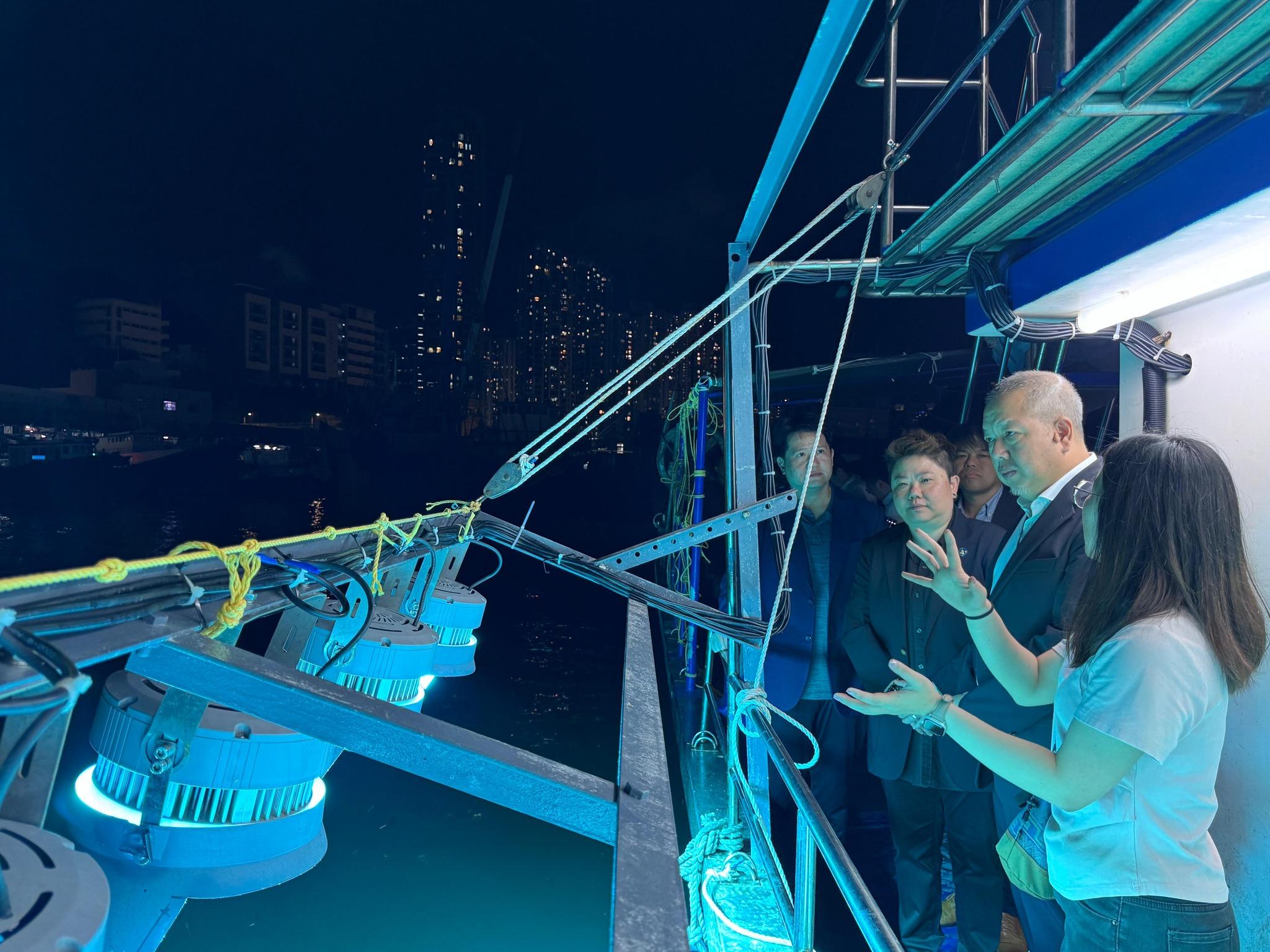 受資助機構人員向漁護署助理署長(漁業及海洋護理)朱振華、海事處助理處長(港口管理)陳嘉敏和香港漁民團體聯會執行會長陳博智等人介紹新裝備設計方案