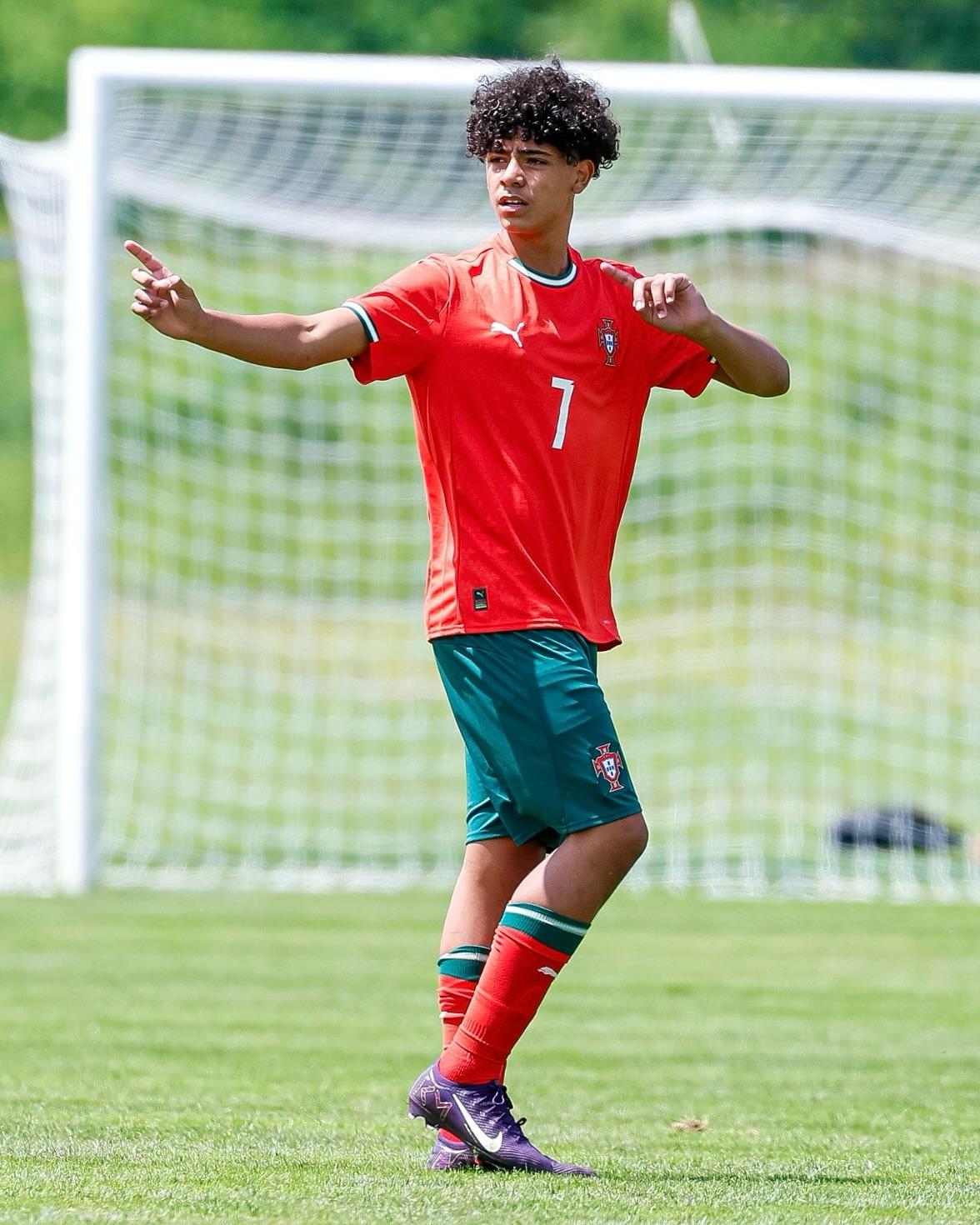 葡萄牙球星C朗拿度(Cristiano Ronaldo)的14歲大仔「小C朗」(Cristiano Ronaldo Jr)周二(13日)首次出戰國際賽,代表葡萄牙U15在克羅地亞出戰馬高域青年錦標賽,上陣對日本U15。(C朗fb)