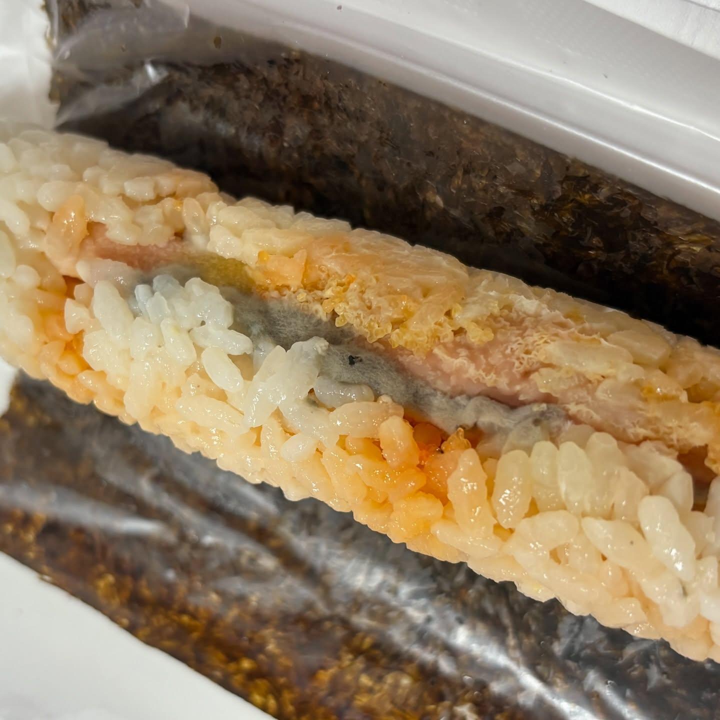 社交平台Threads昨晚(13日)有網民在發文,指自己當晚在連鎖壽司店爭鮮位於港鐵元朗站的外帶分店購買「玉子燒脆卷」,在打開進食前,發現手卷上面布滿霉菌,直言「好彩睇吓先擺落口,點解可以發霉,發到生毛,重點未到期」,照片所見涉事手卷於購買當天(5月13日)到期。