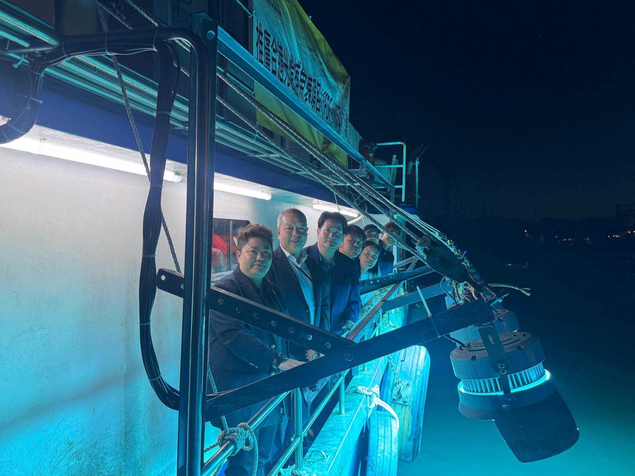 漁護署助理署長(漁業及海洋護理)朱振華、海事處助理處長(港口管理)陳嘉敏和香港漁民團體聯會執行會長陳博智等人考察由漁業持續發展基金資助嘅光燈捕魚新裝備設計項目