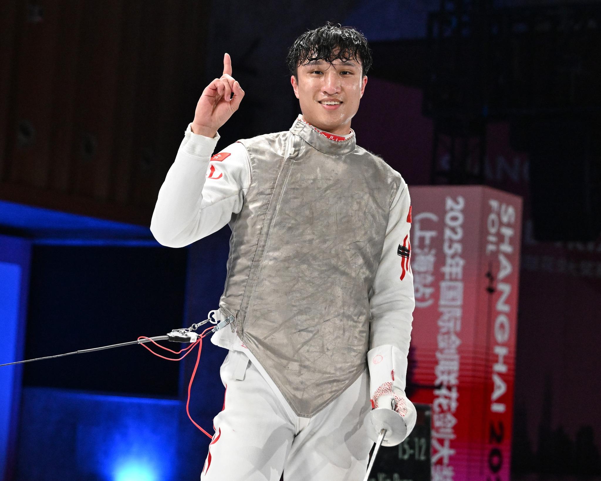 蔡俊彥在花劍大獎賽上海站奪得冠軍,是他首面國際賽金牌。另一名港隊劍手張家朗就取得銅牌。(International Fencing Federation)