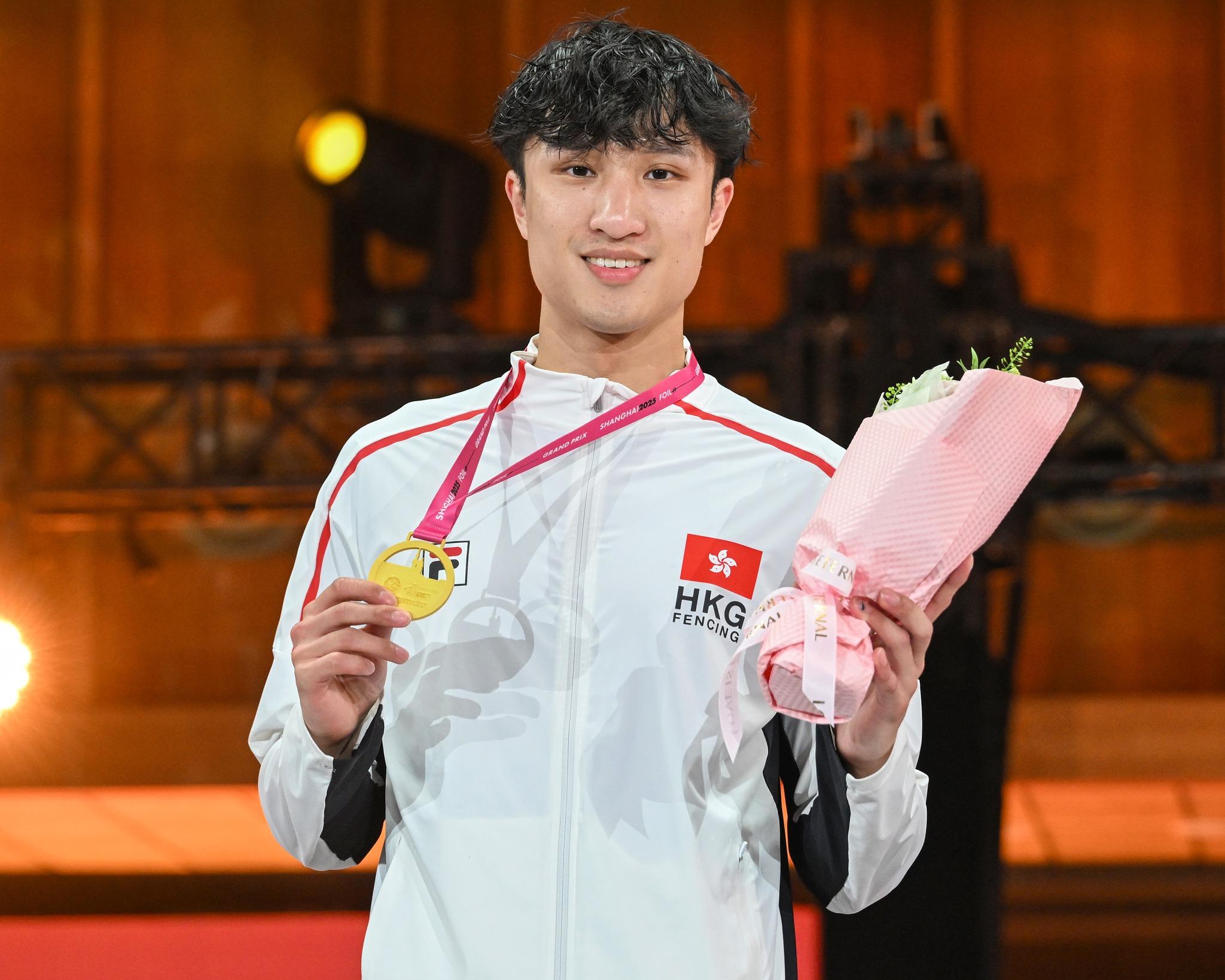 蔡俊彥在花劍大獎賽上海站奪得冠軍,是他首面國際賽金牌。另一名港隊劍手張家朗就取得銅牌。(International Fencing Federation)