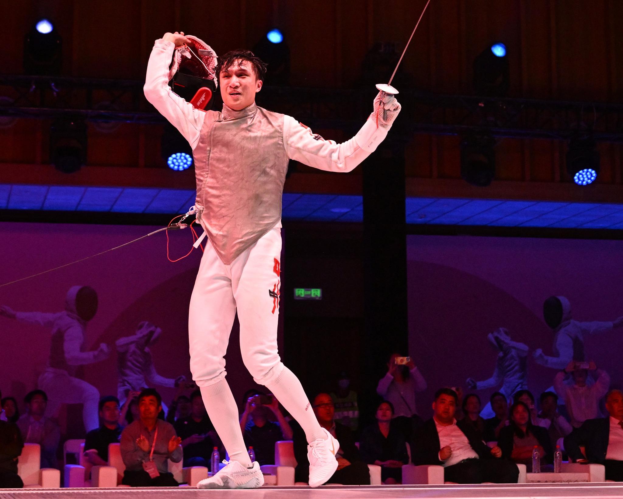 蔡俊彥在花劍大獎賽上海站奪得冠軍,是他首面國際賽金牌。另一名港隊劍手張家朗就取得銅牌。(International Fencing Federation)