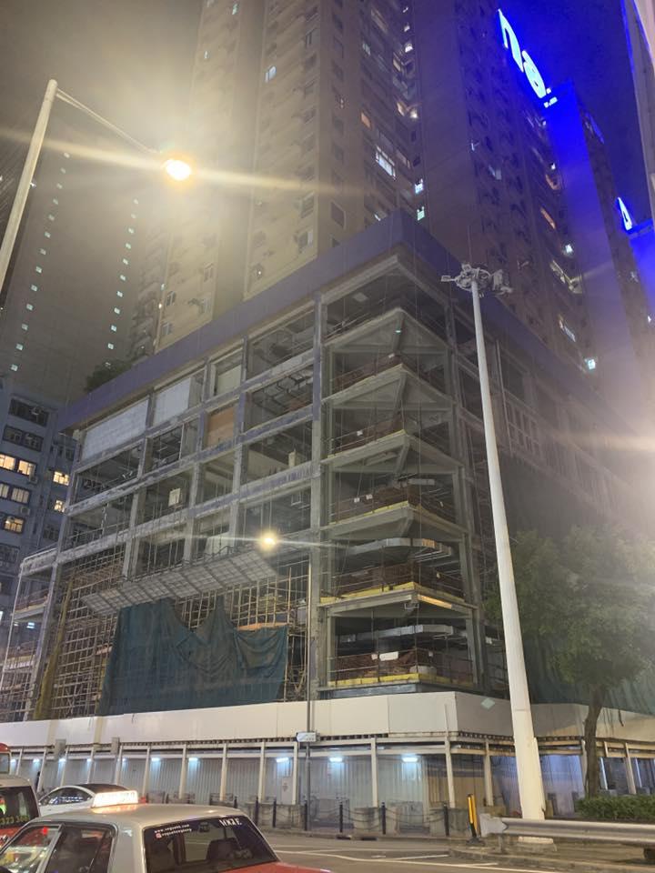 位於銅鑼灣告士打道的伊利莎伯大廈基座商場,外牆棚架已經拆卸,外露石屎框架結構(灣仔群組fb@KY Pan)