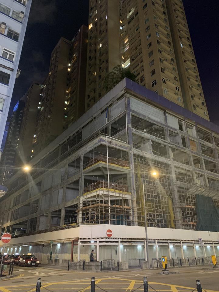 位於銅鑼灣告士打道的伊利莎伯大廈基座商場,外牆棚架已經拆卸,外露石屎框架結構(灣仔群組fb@KY Pan)
